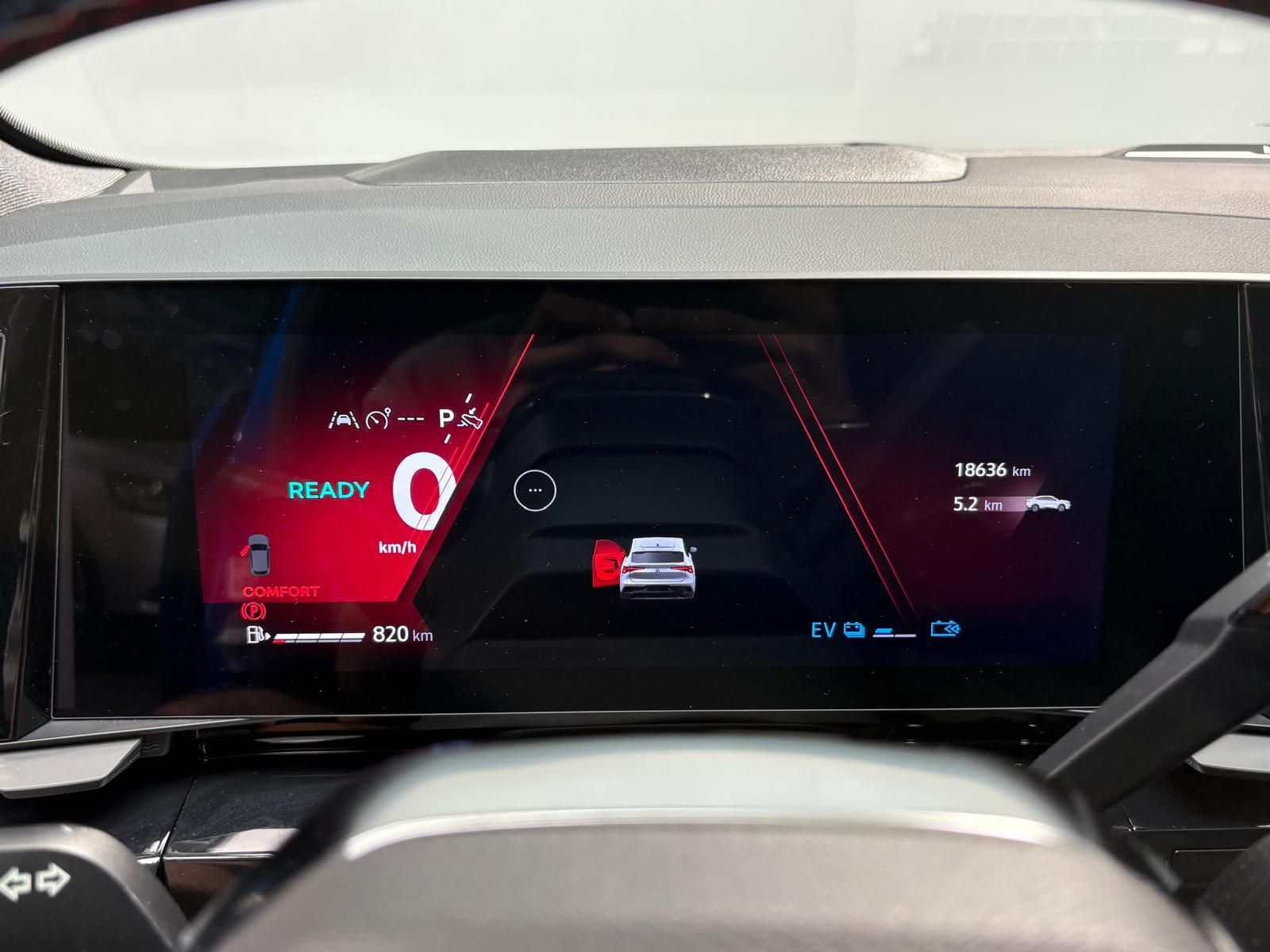 Renault Rafale met kenteken KKZ-25-R – dashboard