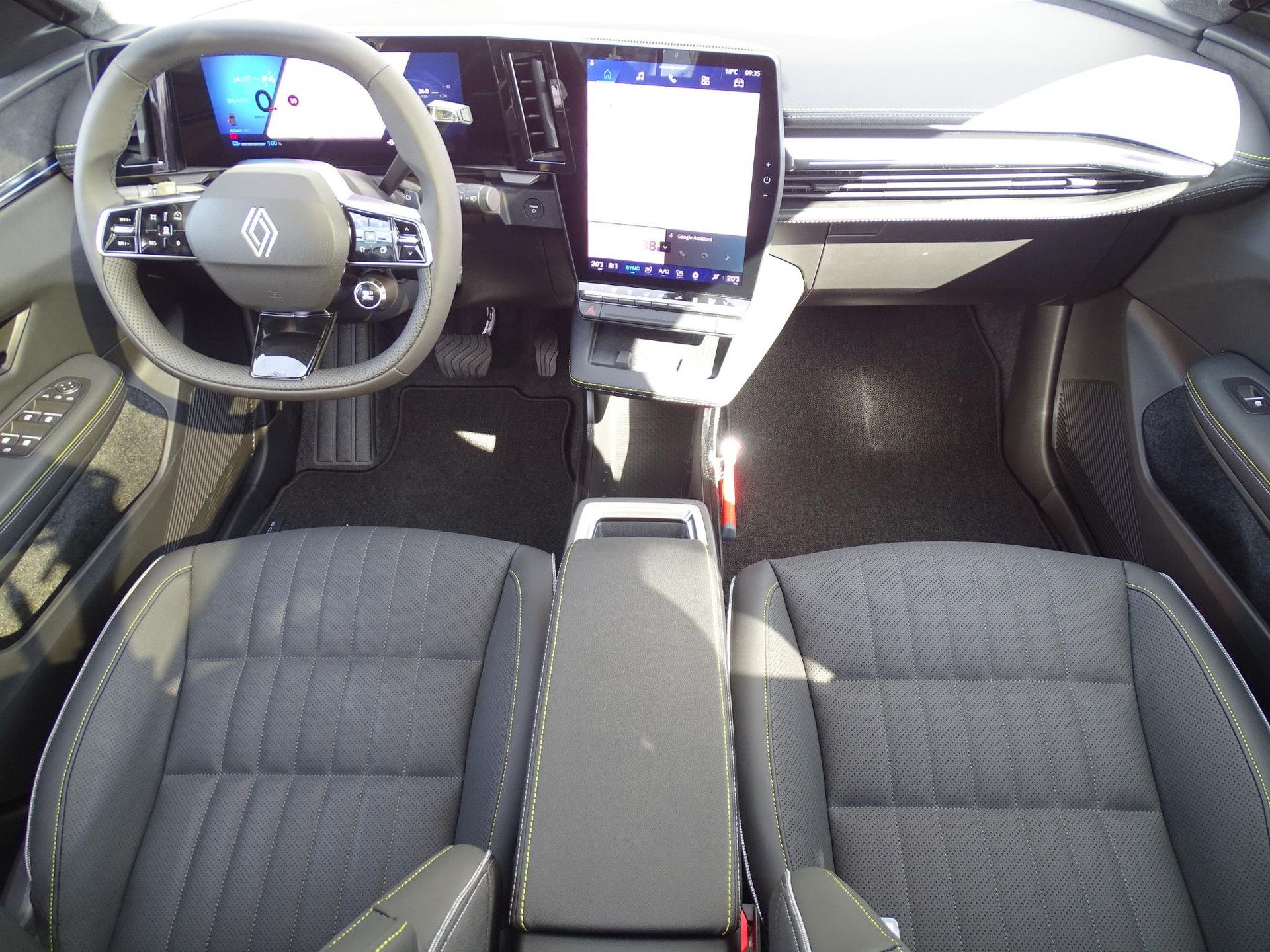 Renault Scénic met kenteken JGV-81-P – interieur
