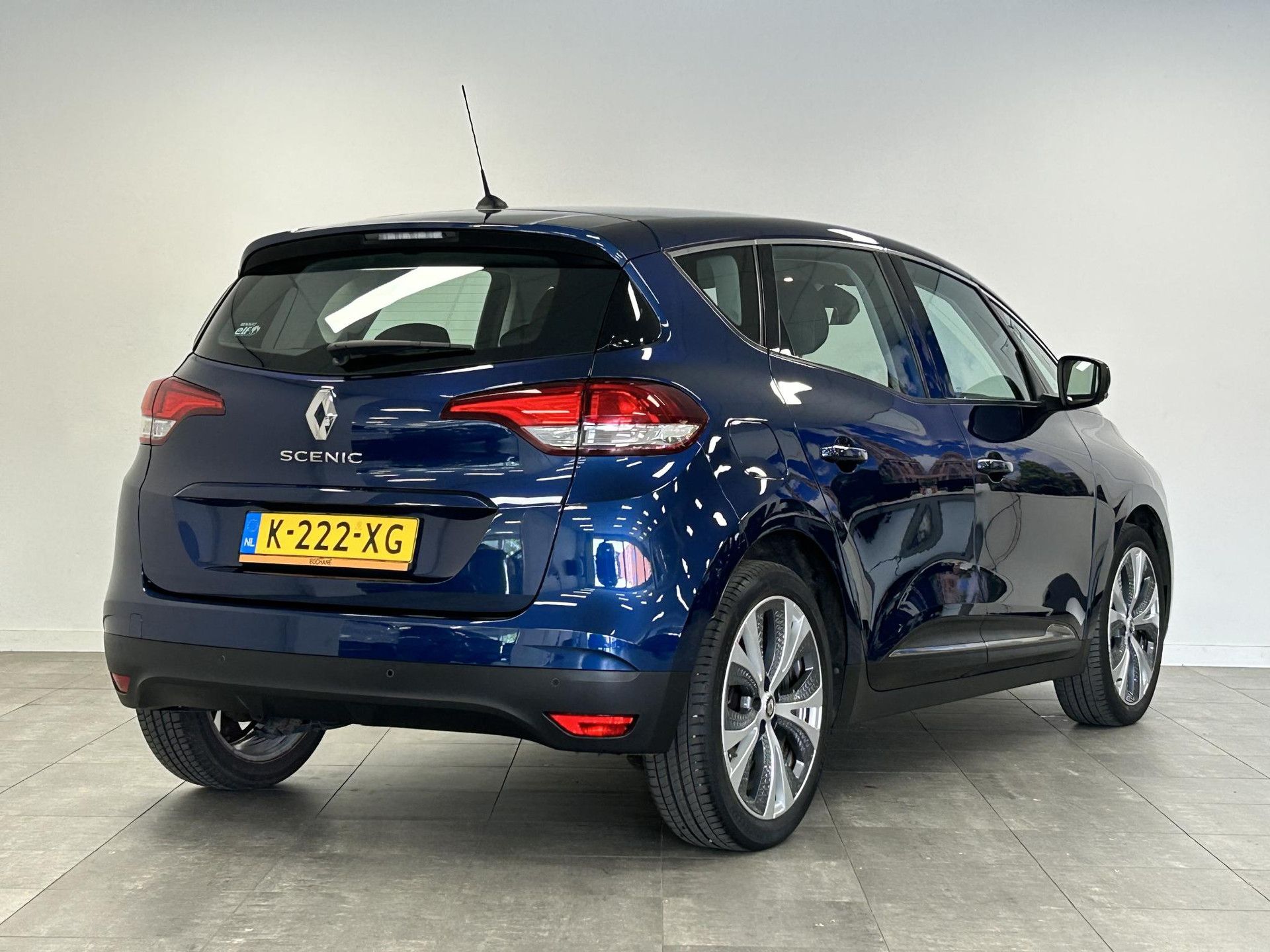 Renault Scénic met kenteken K-222-XG – achteraanzicht