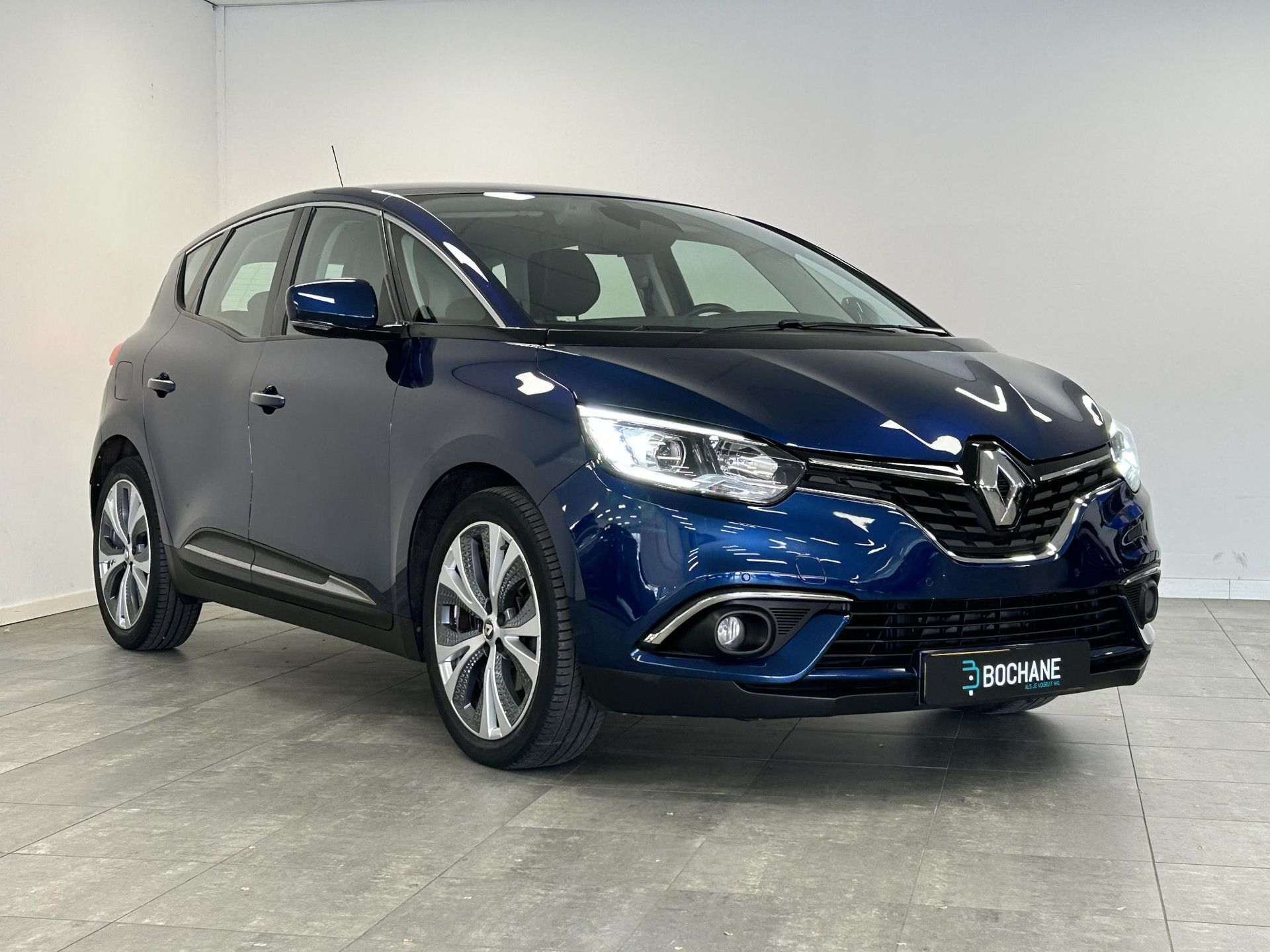 Renault Scénic met kenteken K-222-XG – detailfoto