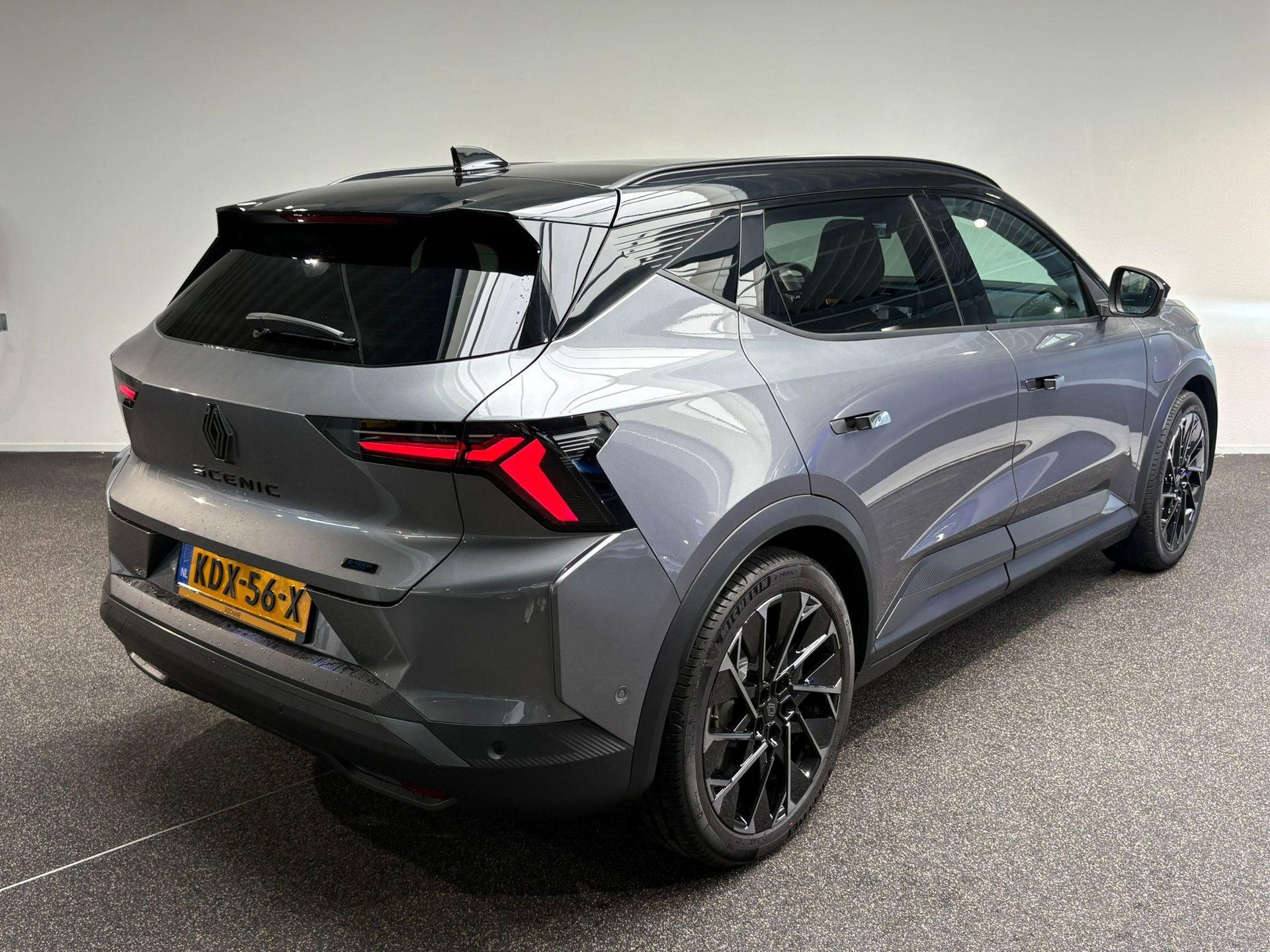 Renault Scénic met kenteken KDX-56-X – achteraanzicht