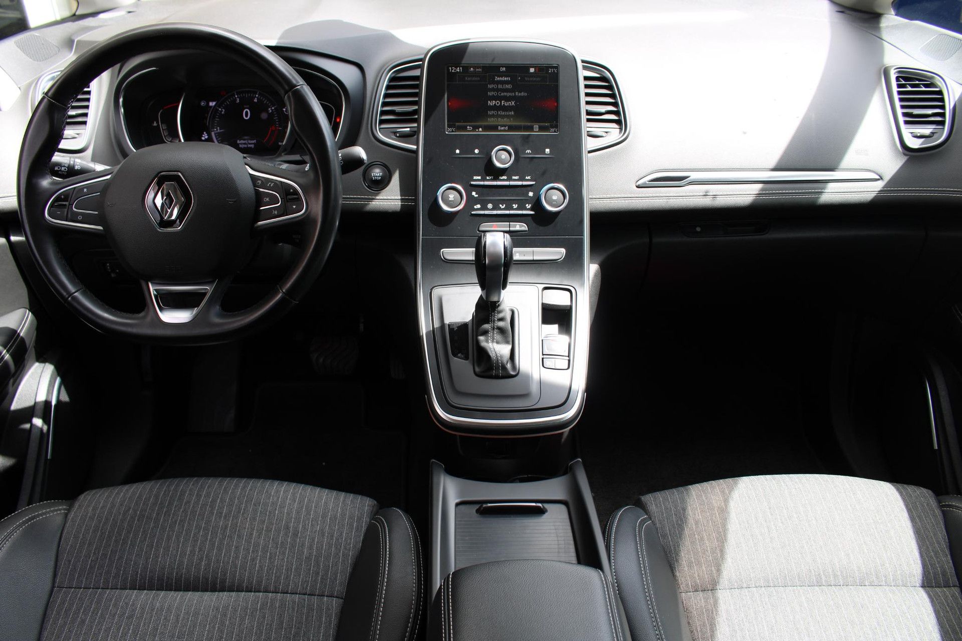 Renault Scénic met kenteken KJL-27-G – interieur