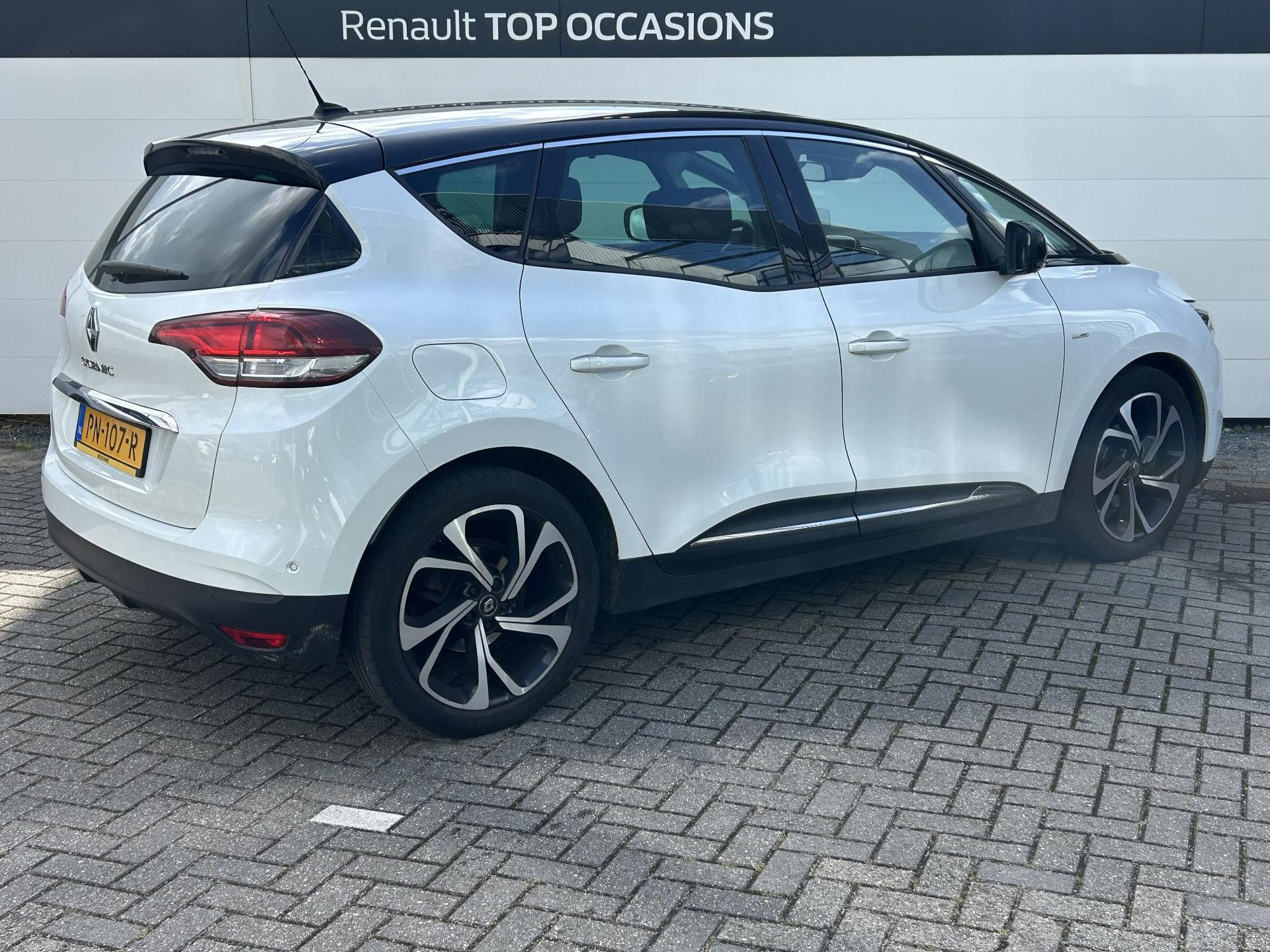 Renault Scénic met kenteken PN-107-R – achteraanzicht