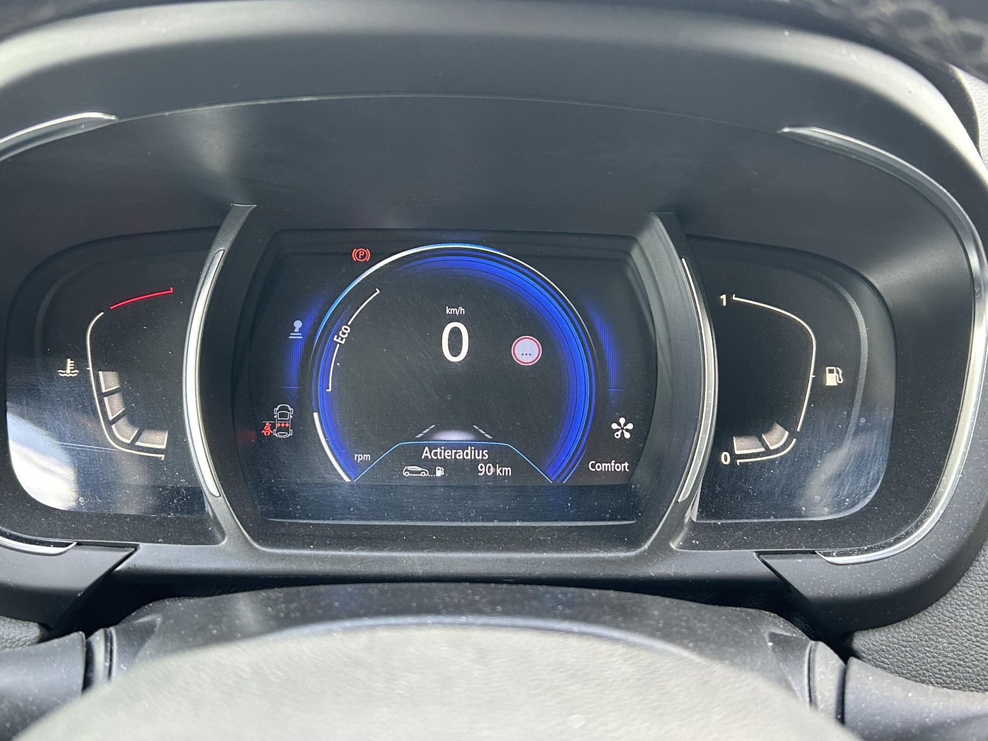 Renault Scénic met kenteken PN-107-R – dashboard