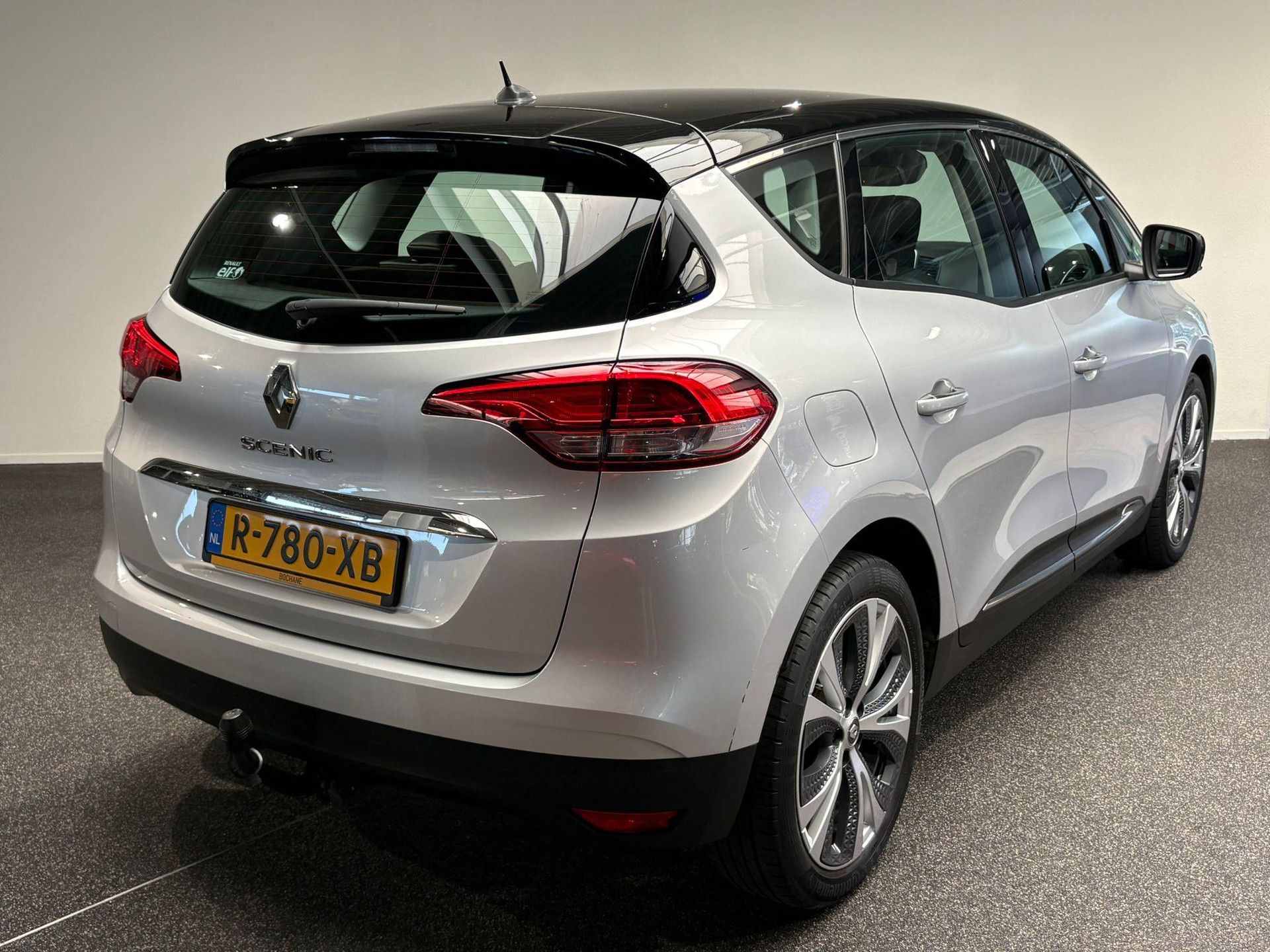 Renault Scénic met kenteken R-780-XB – achteraanzicht