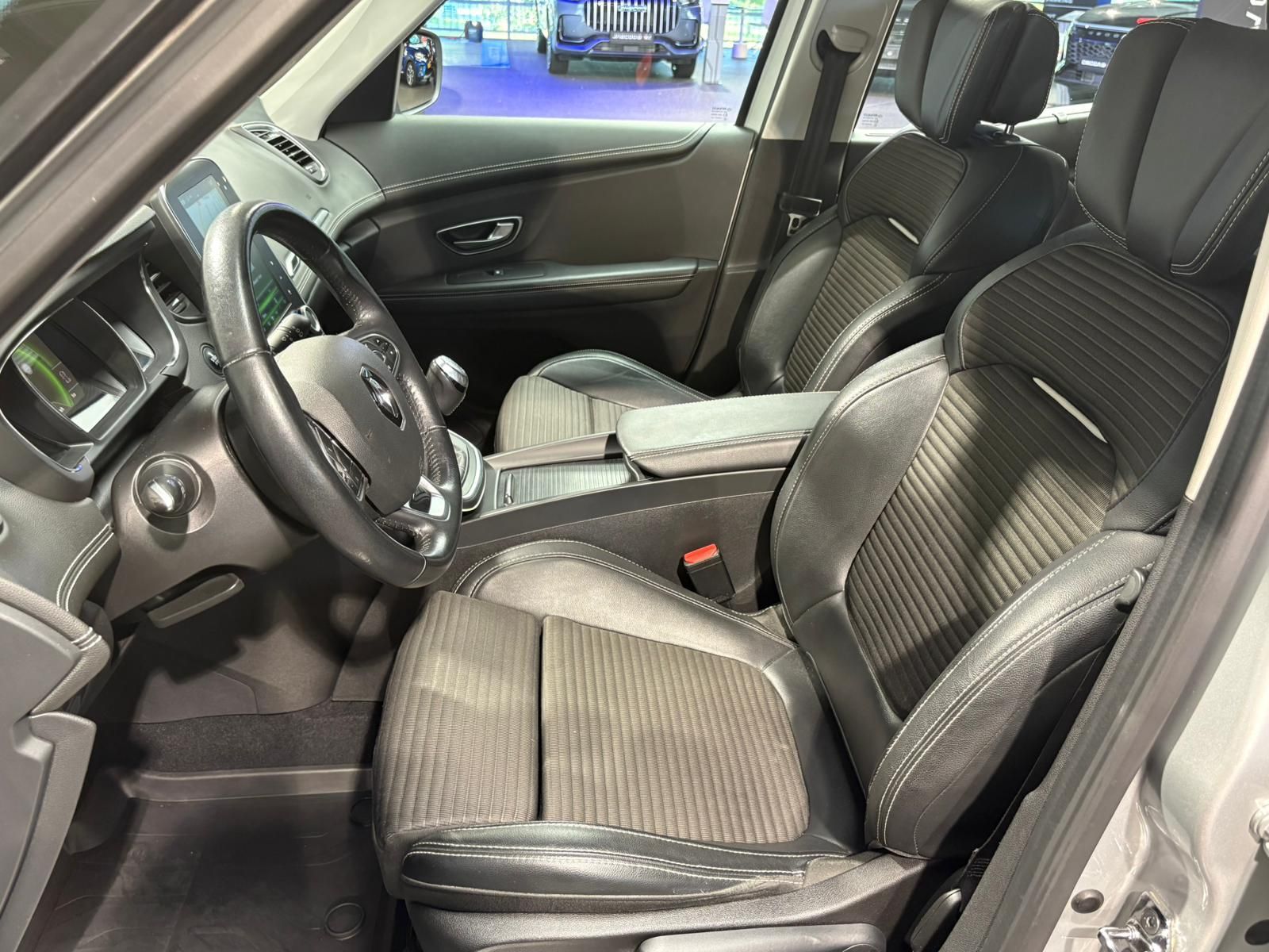 Renault Scénic met kenteken R-780-XB – detailfoto