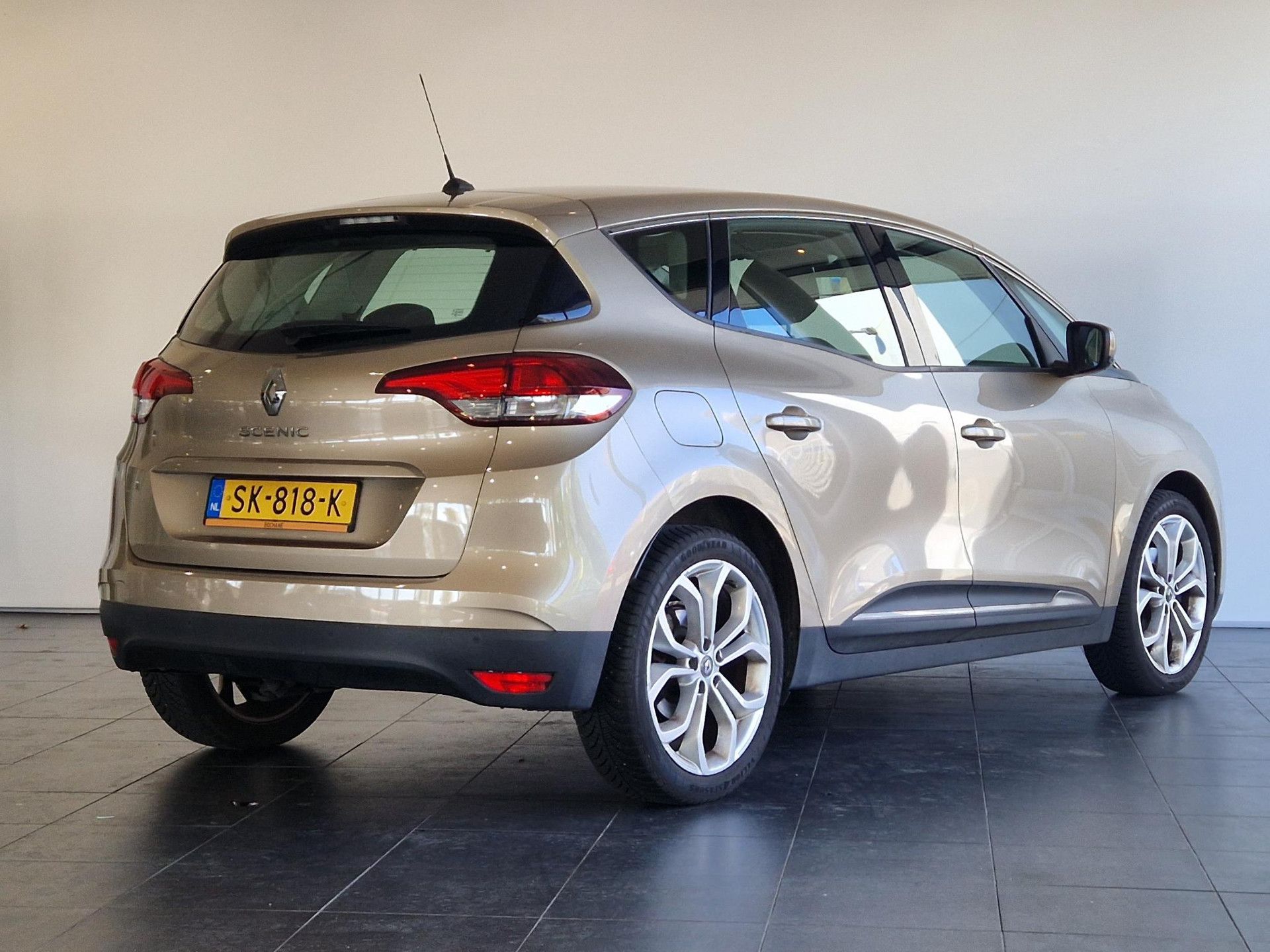 Renault Scénic met kenteken SK-818-K – achteraanzicht