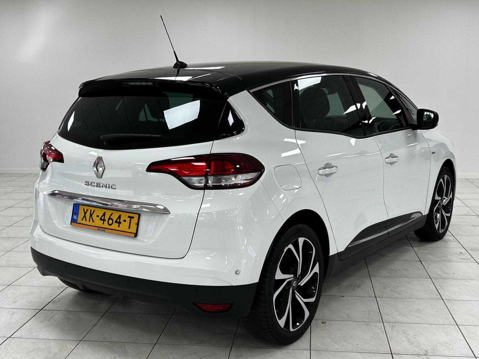Renault Scénic met kenteken XK-464-T – achteraanzicht
