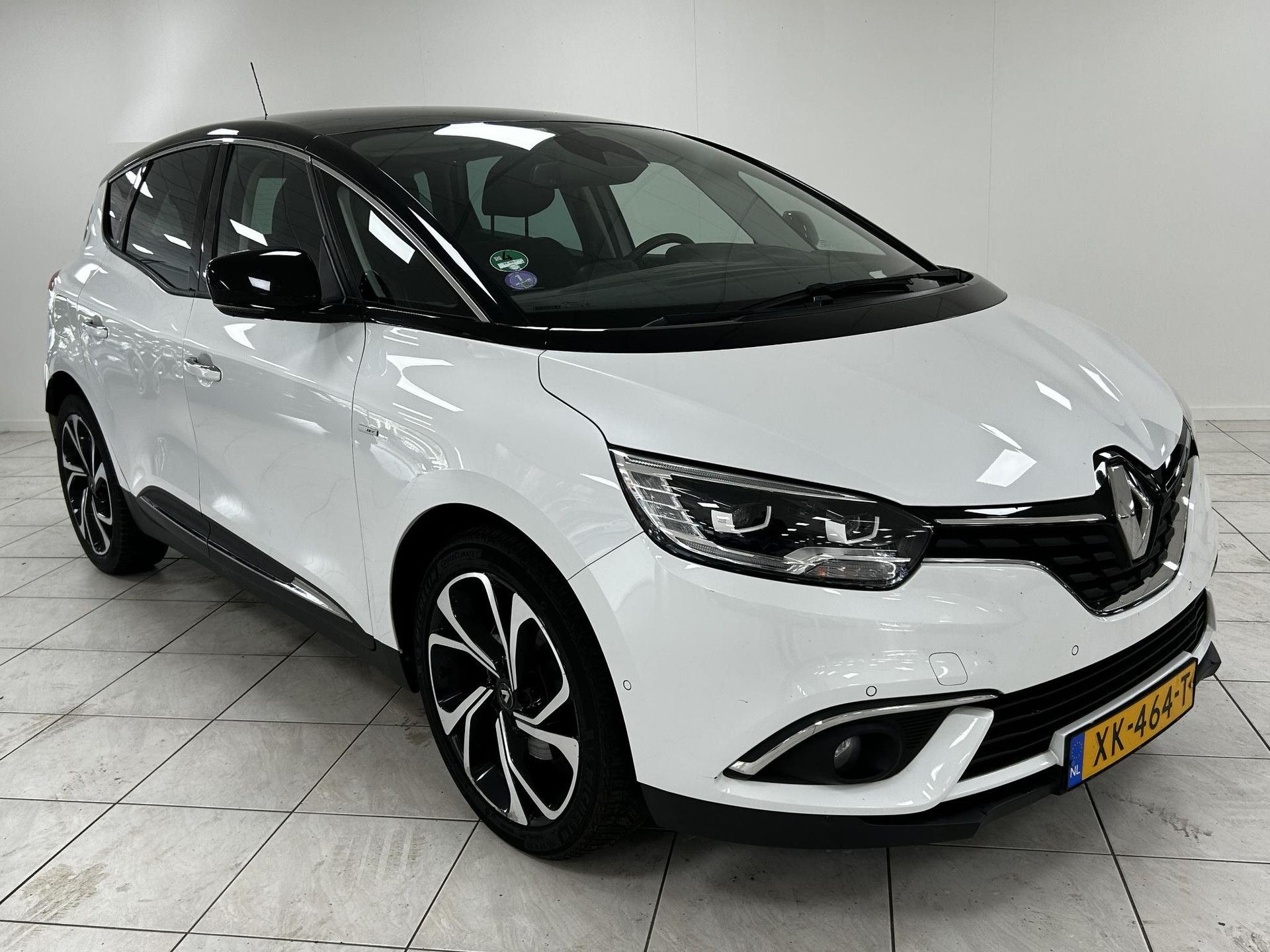 Renault Scénic met kenteken XK-464-T – detailfoto