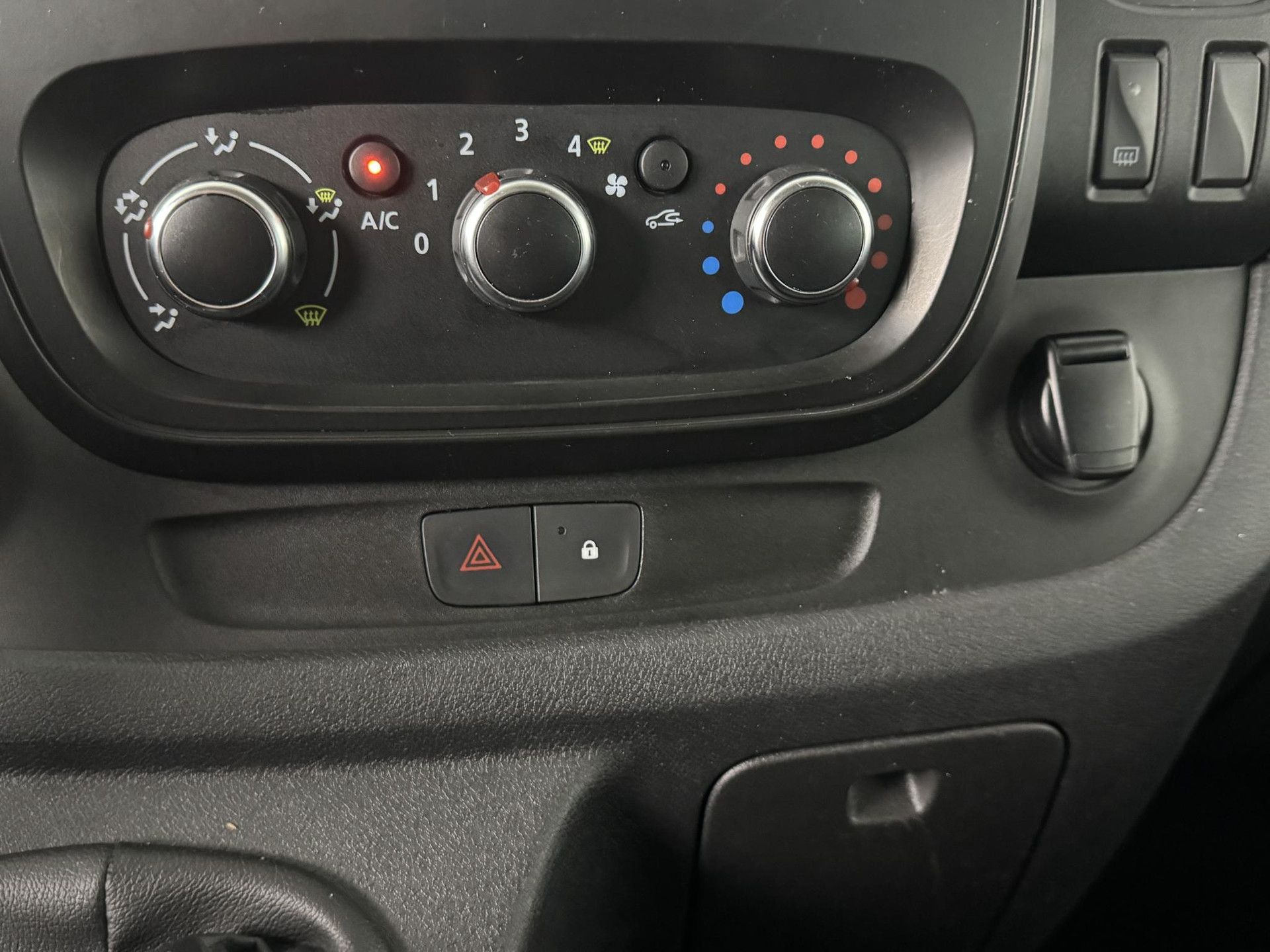 Renault Trafic met kenteken P-371-LH – interieur