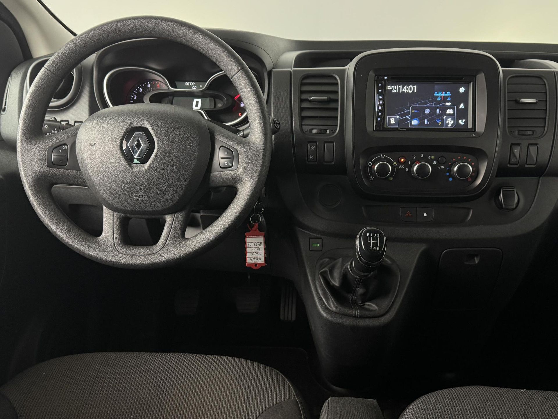 Renault Trafic met kenteken P-371-LH – detailfoto