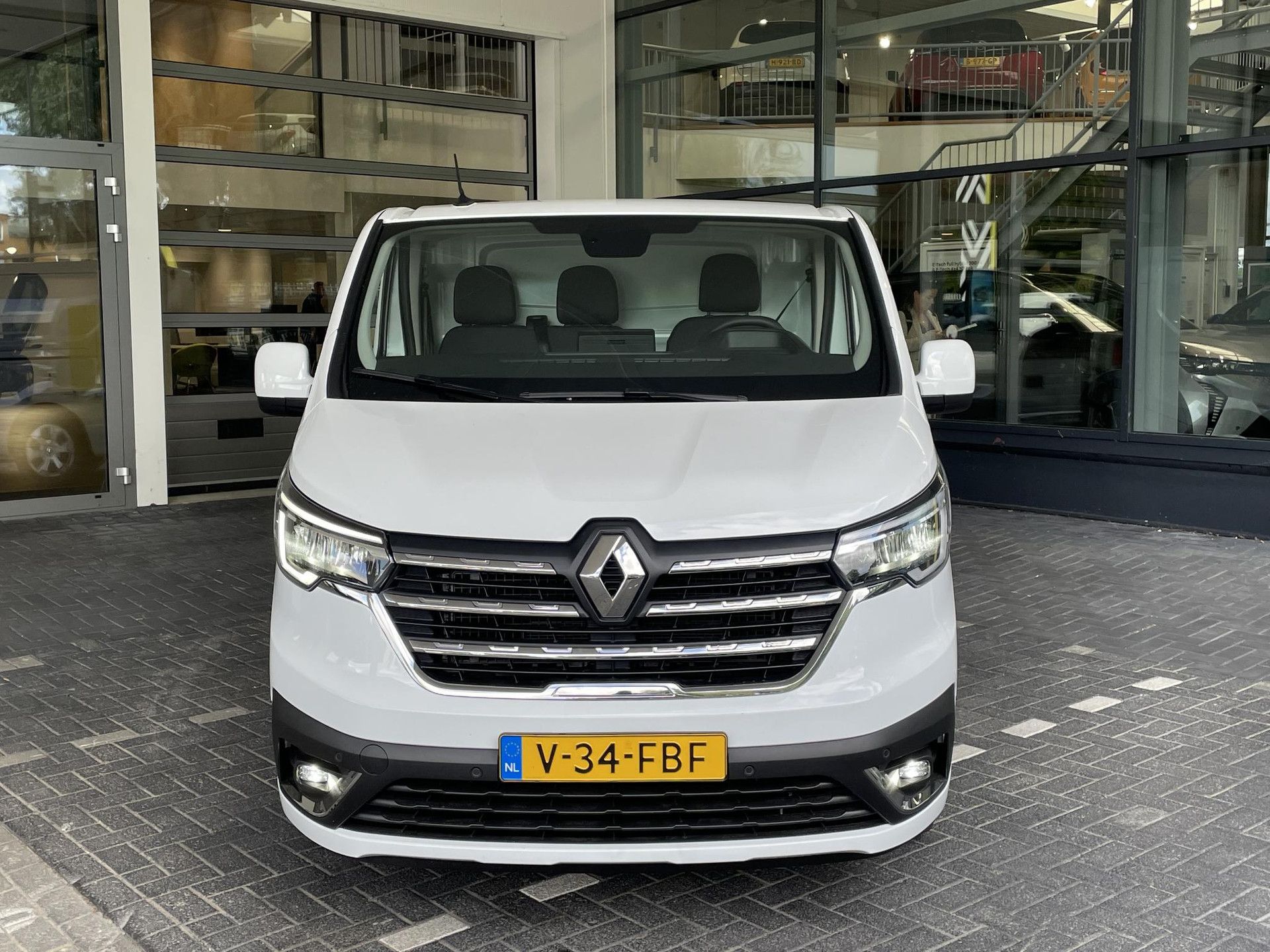 Renault Trafic met kenteken V-34-FBF – achteraanzicht