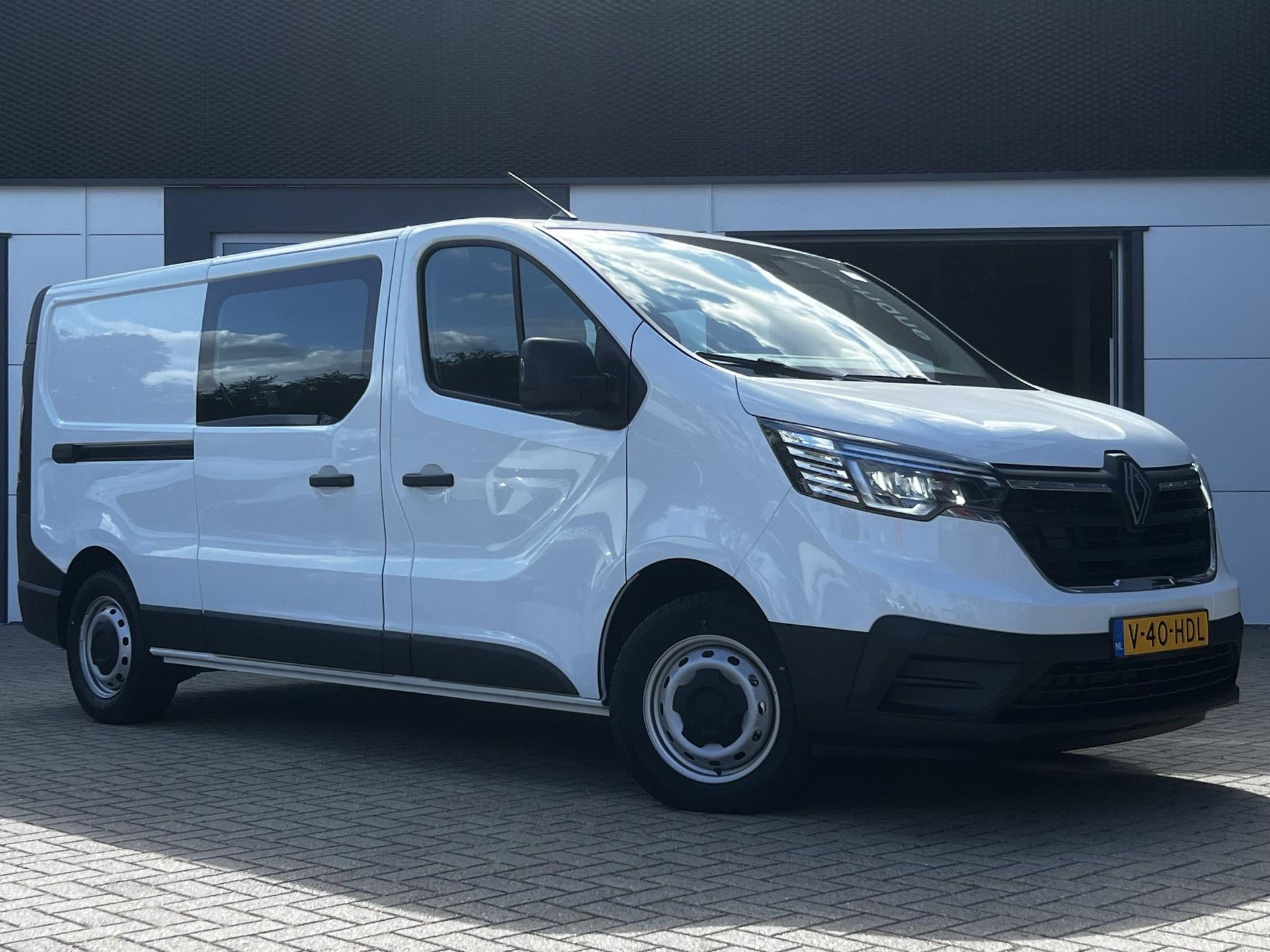 Renault Trafic met kenteken V-40-HDL – detailfoto