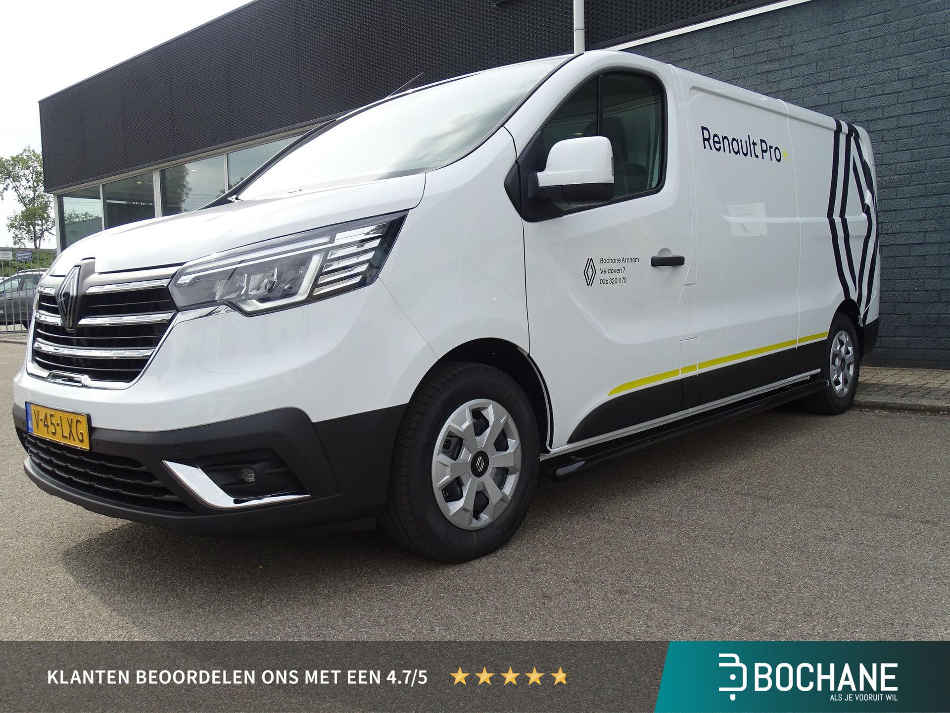 Renault Trafic met kenteken V-45-LXG – vooraanzicht