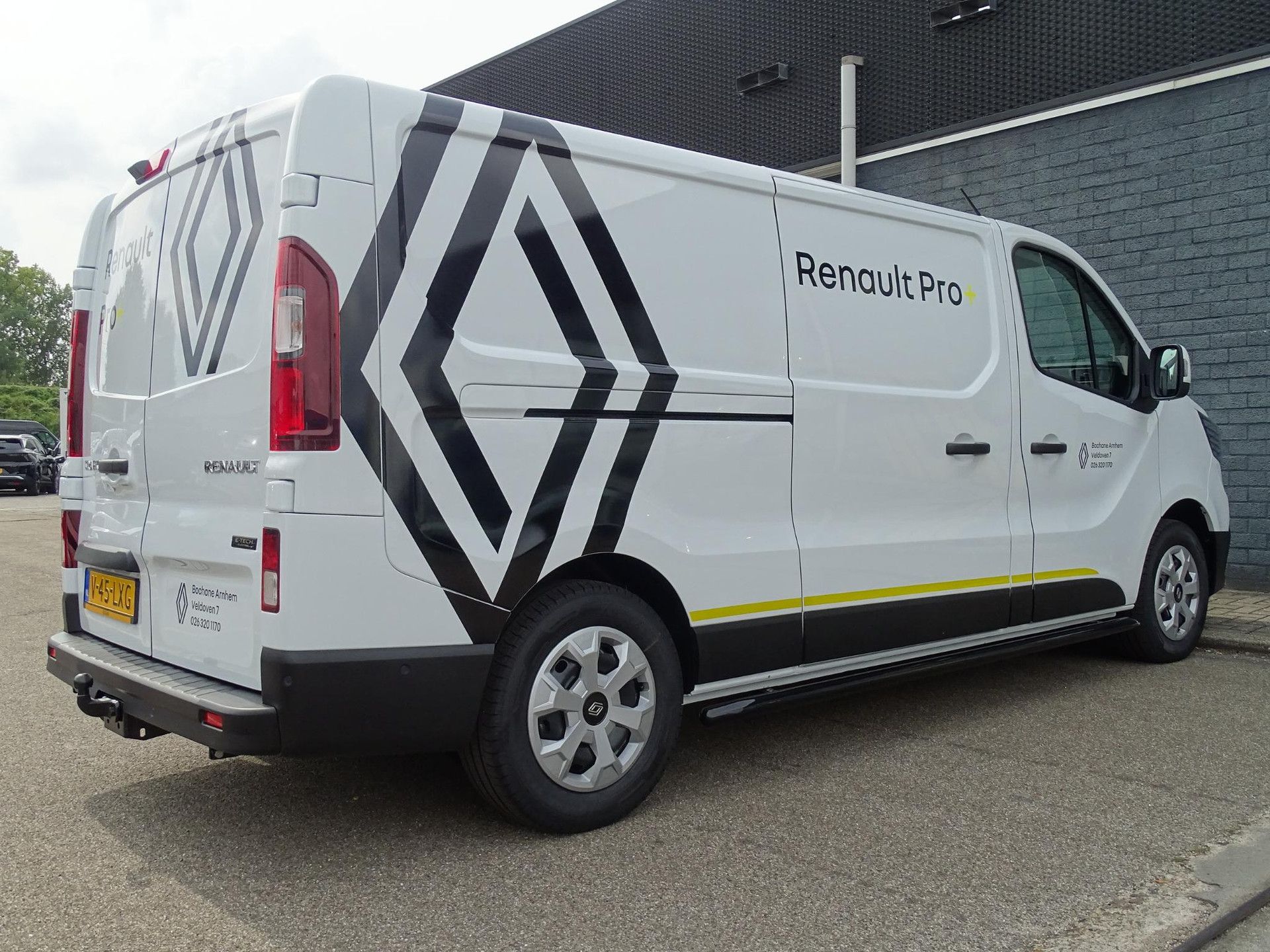 Renault Trafic met kenteken V-45-LXG – achteraanzicht