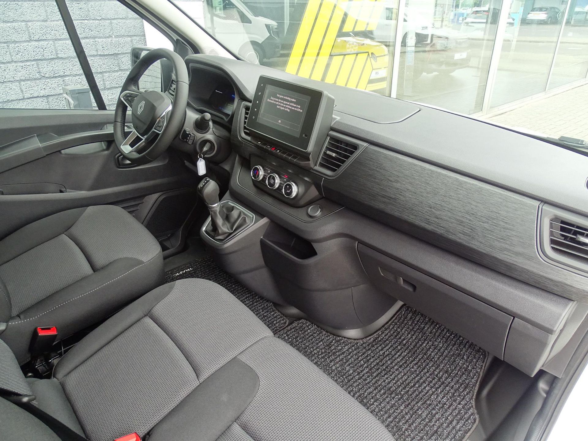 Renault Trafic met kenteken V-45-LXG – interieur