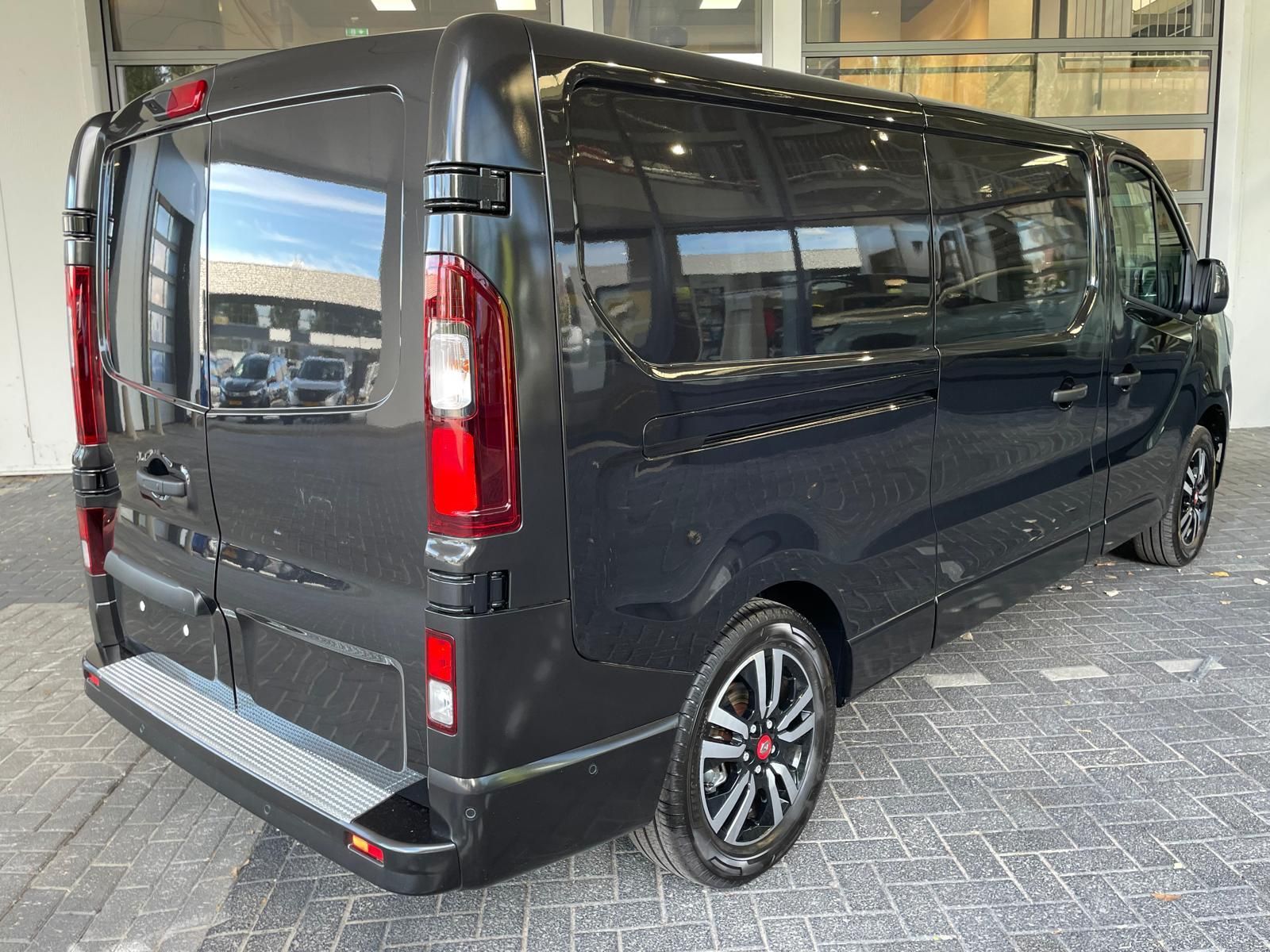 Renault Trafic met kenteken V-52-LTP – achteraanzicht