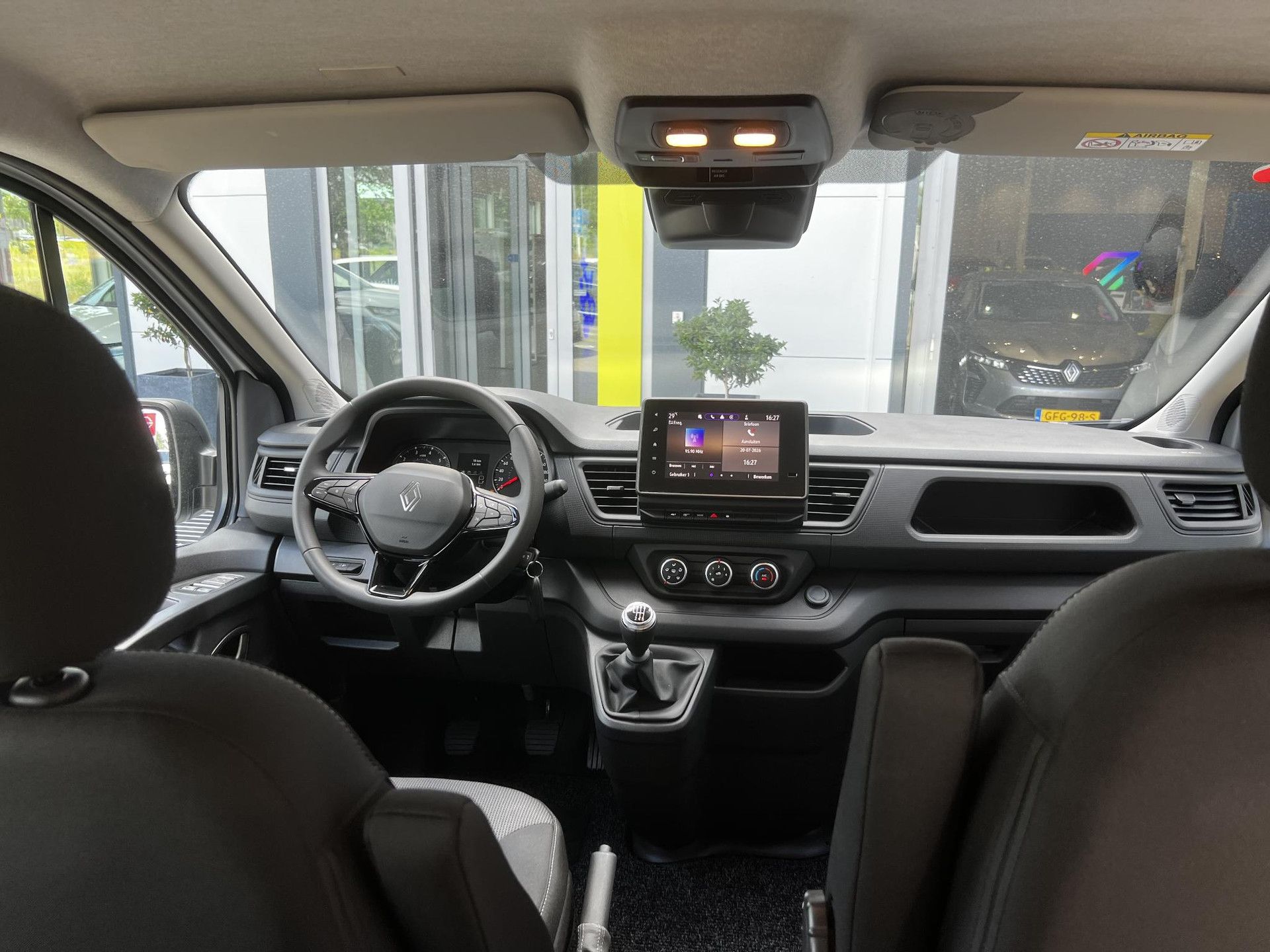 Renault Trafic met kenteken V-55-HDL – interieur
