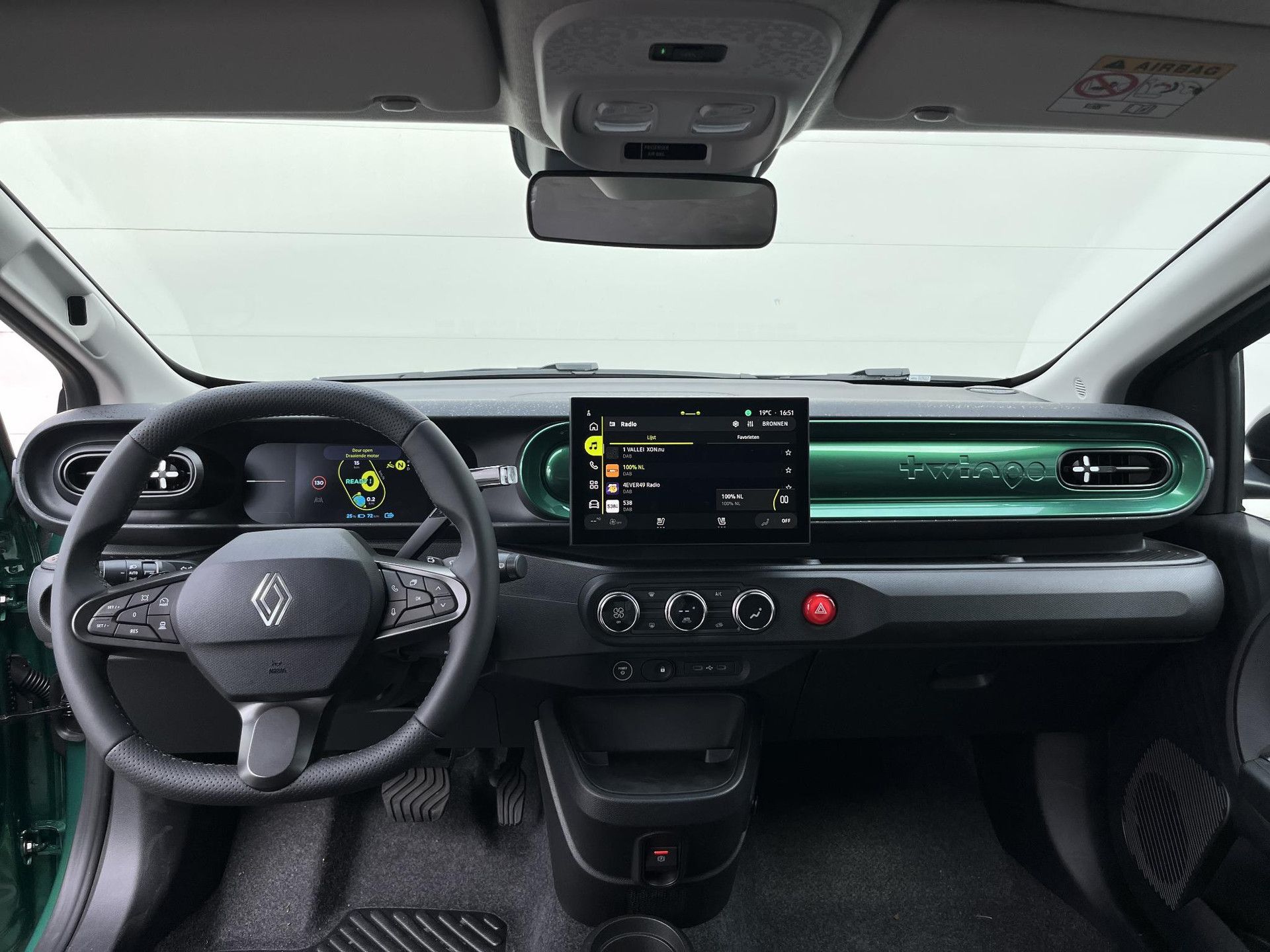 Renault Twingo met kenteken 7670 – interieur