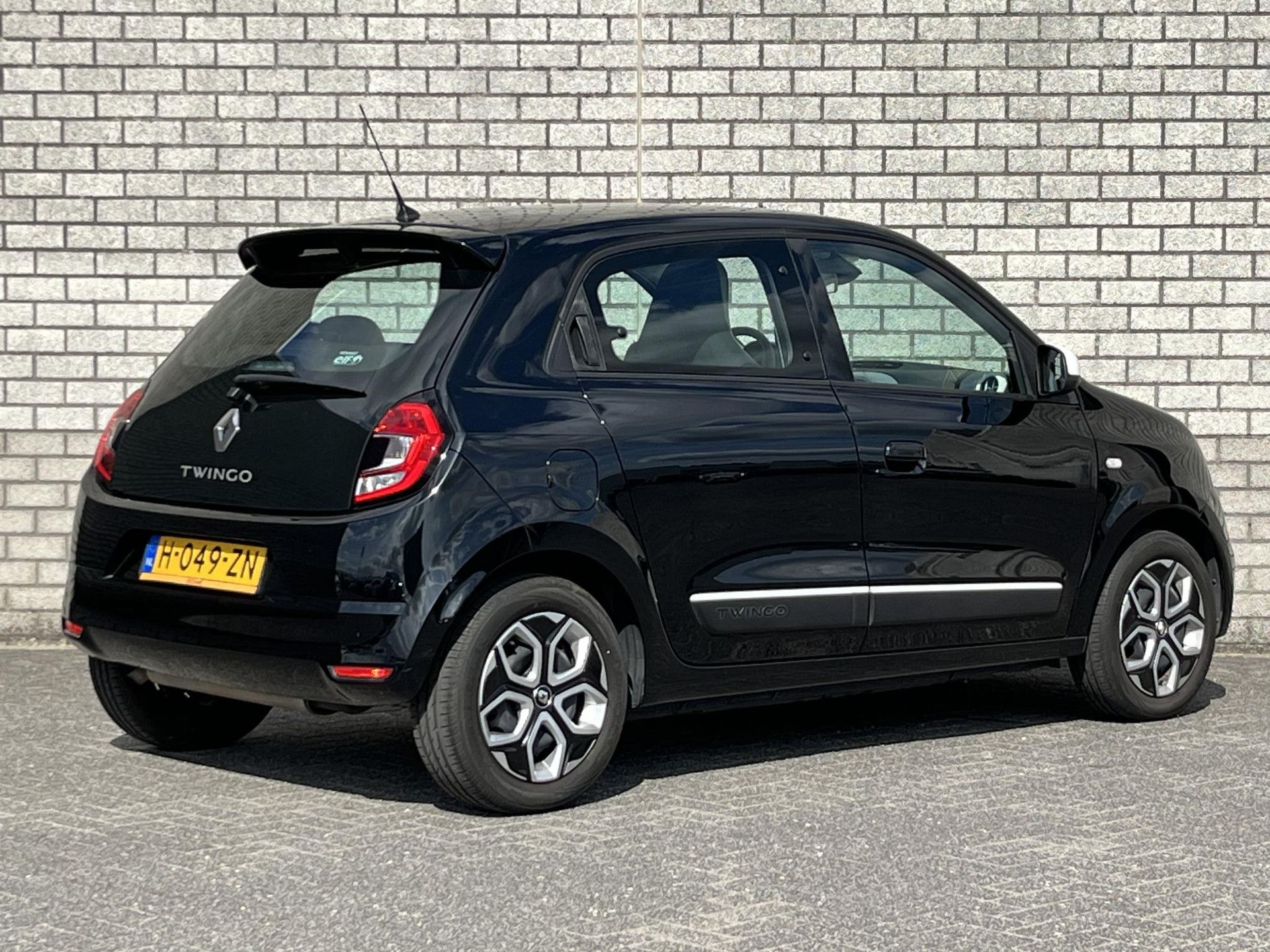 Renault Twingo met kenteken H-049-ZN – achteraanzicht
