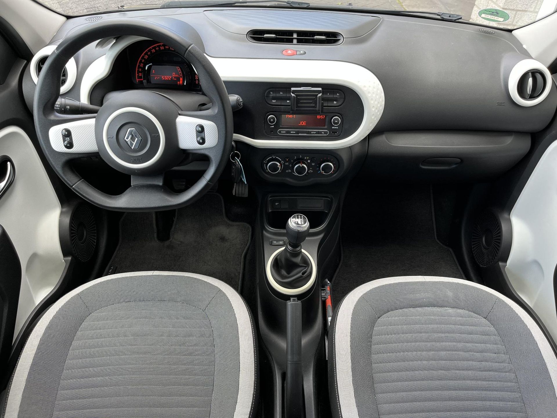 Renault Twingo met kenteken H-049-ZN – interieur
