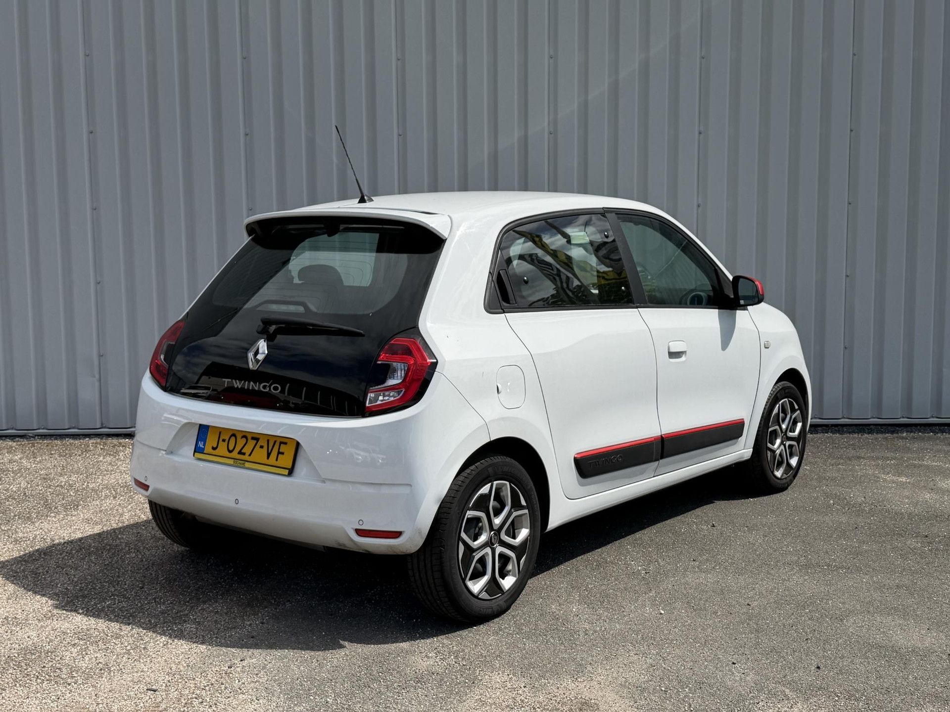 Renault Twingo met kenteken J-027-VF – achteraanzicht