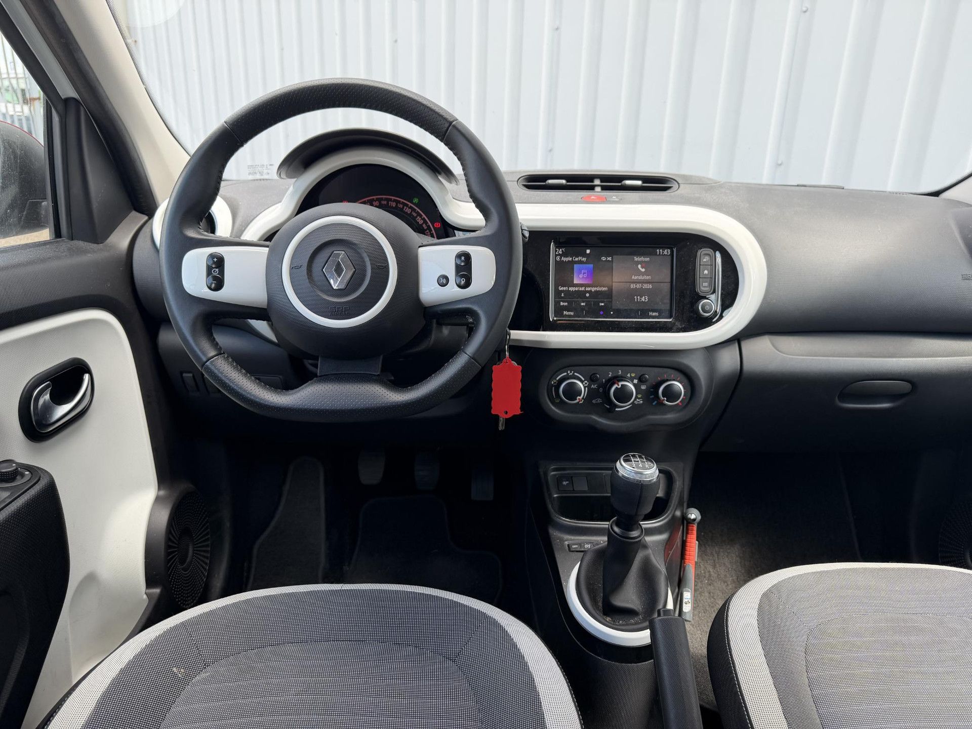Renault Twingo met kenteken J-027-VF – interieur