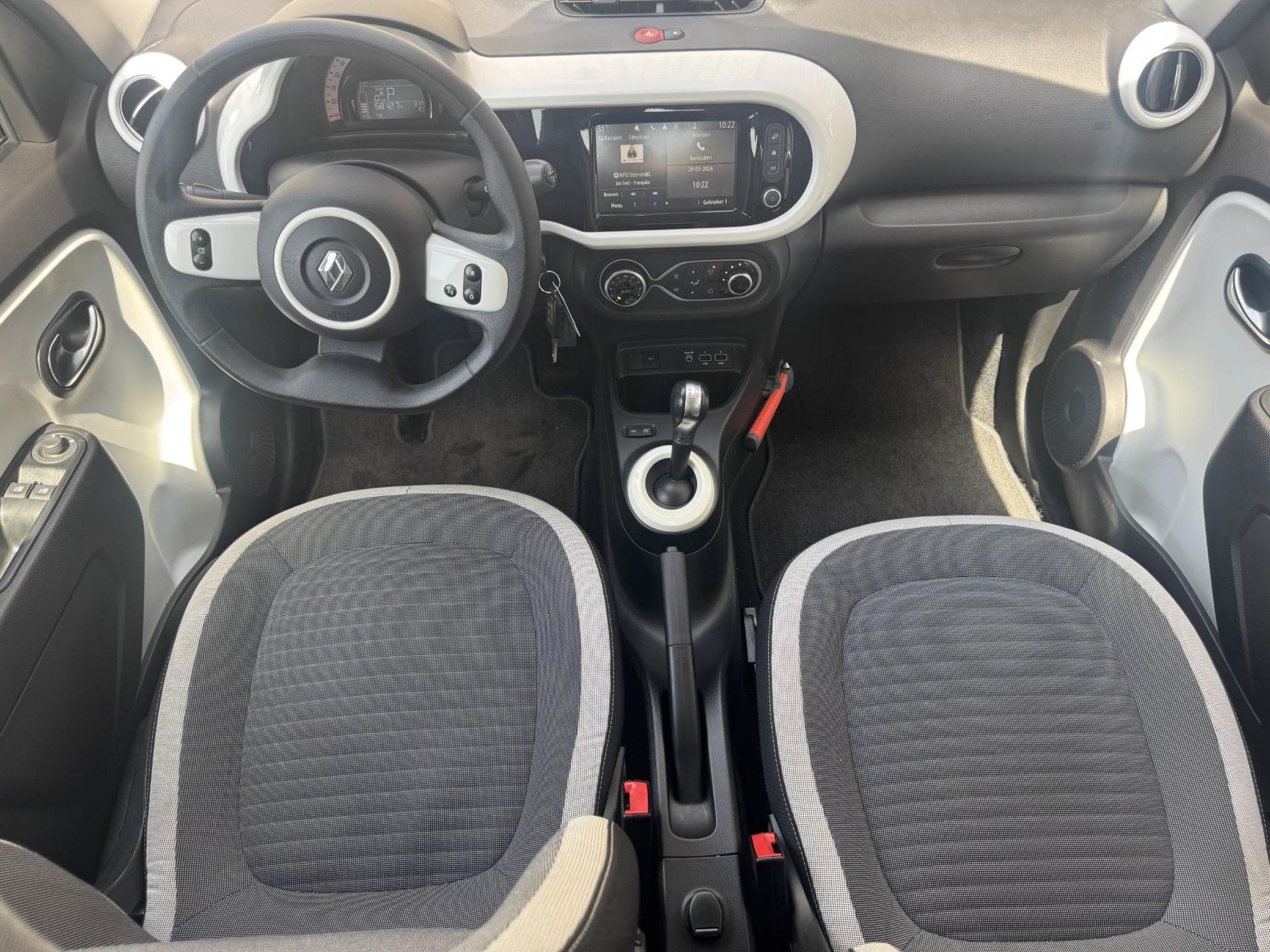 Renault Twingo met kenteken N-722-TP – interieur