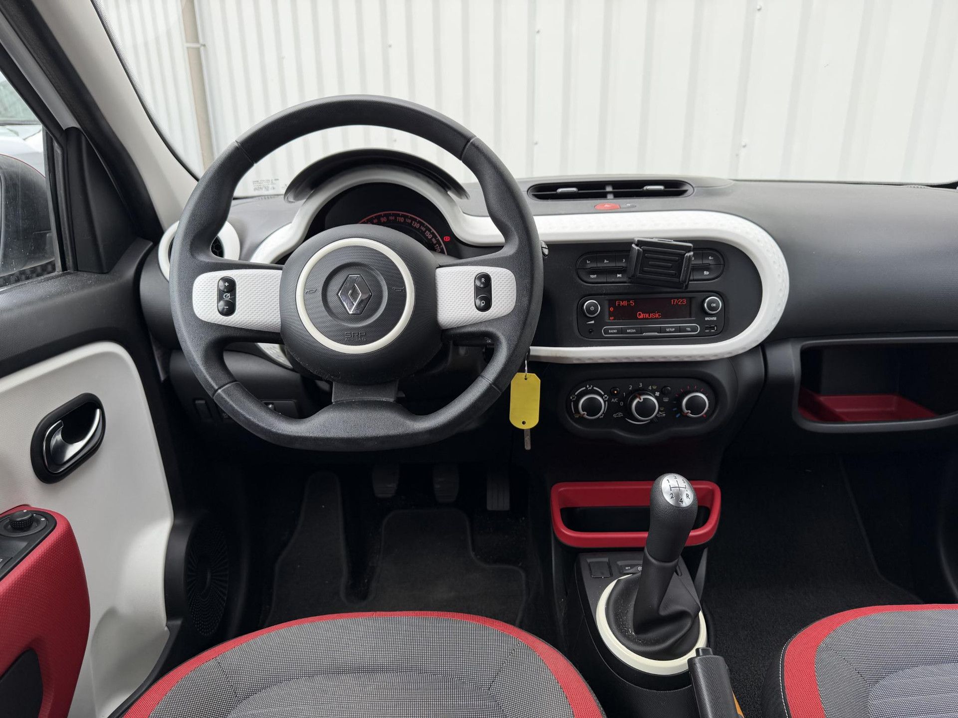 Renault Twingo met kenteken NH-040-F – interieur