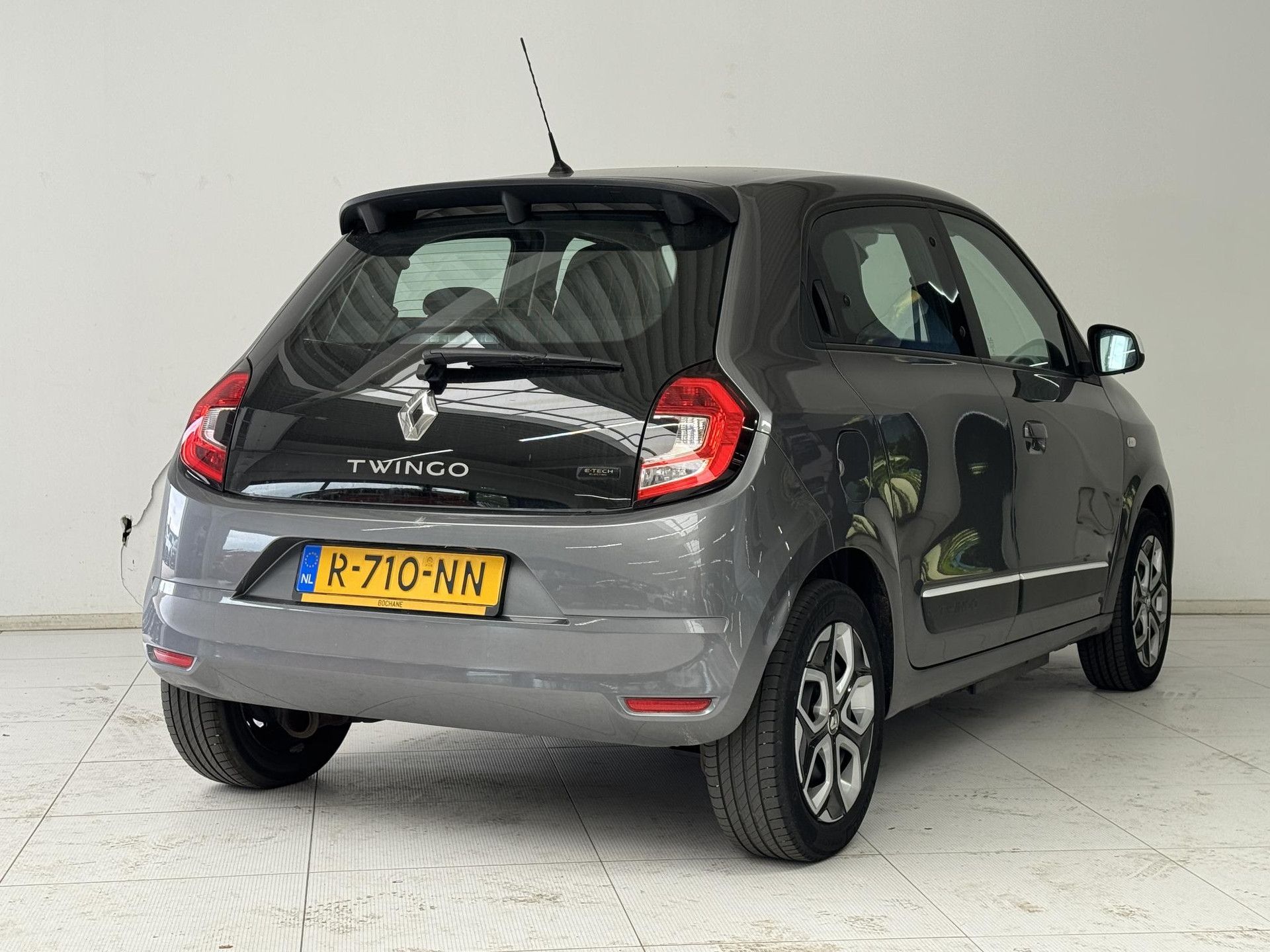 Renault Twingo met kenteken R-710-NN – achteraanzicht