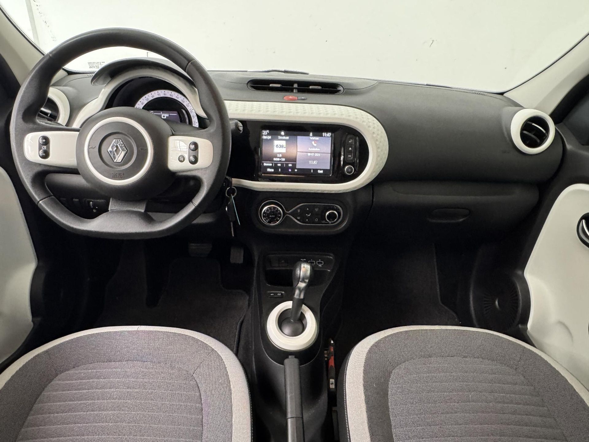 Renault Twingo met kenteken R-710-NN – interieur