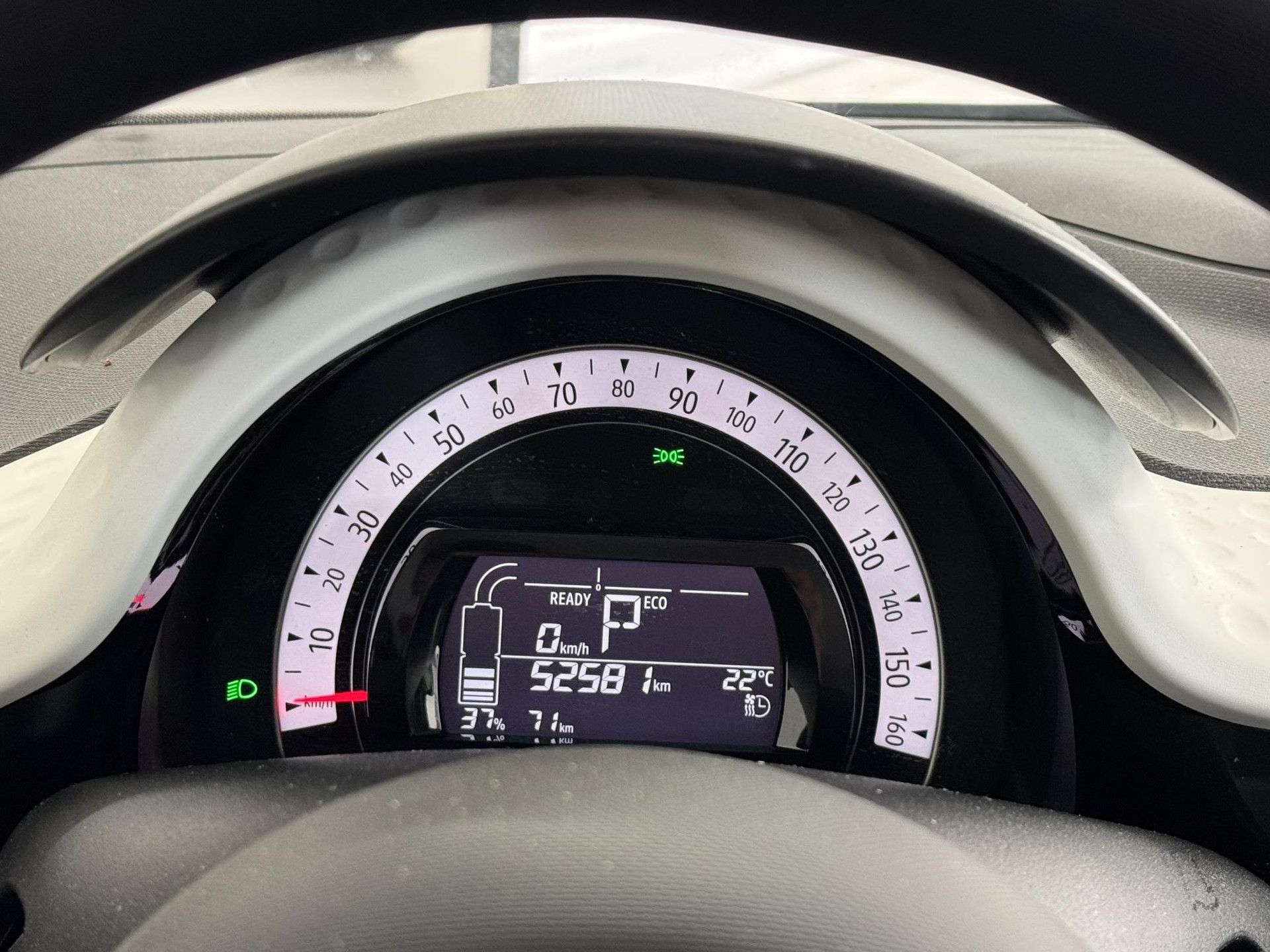 Renault Twingo met kenteken R-710-NN – detailfoto