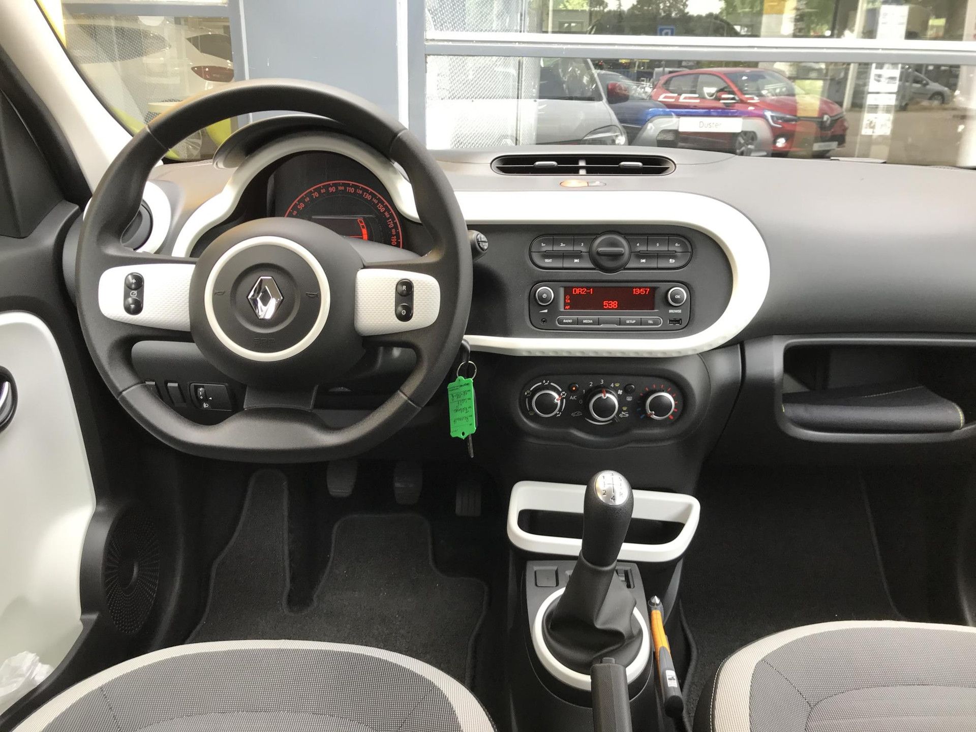Renault Twingo met kenteken SR-876-R – interieur