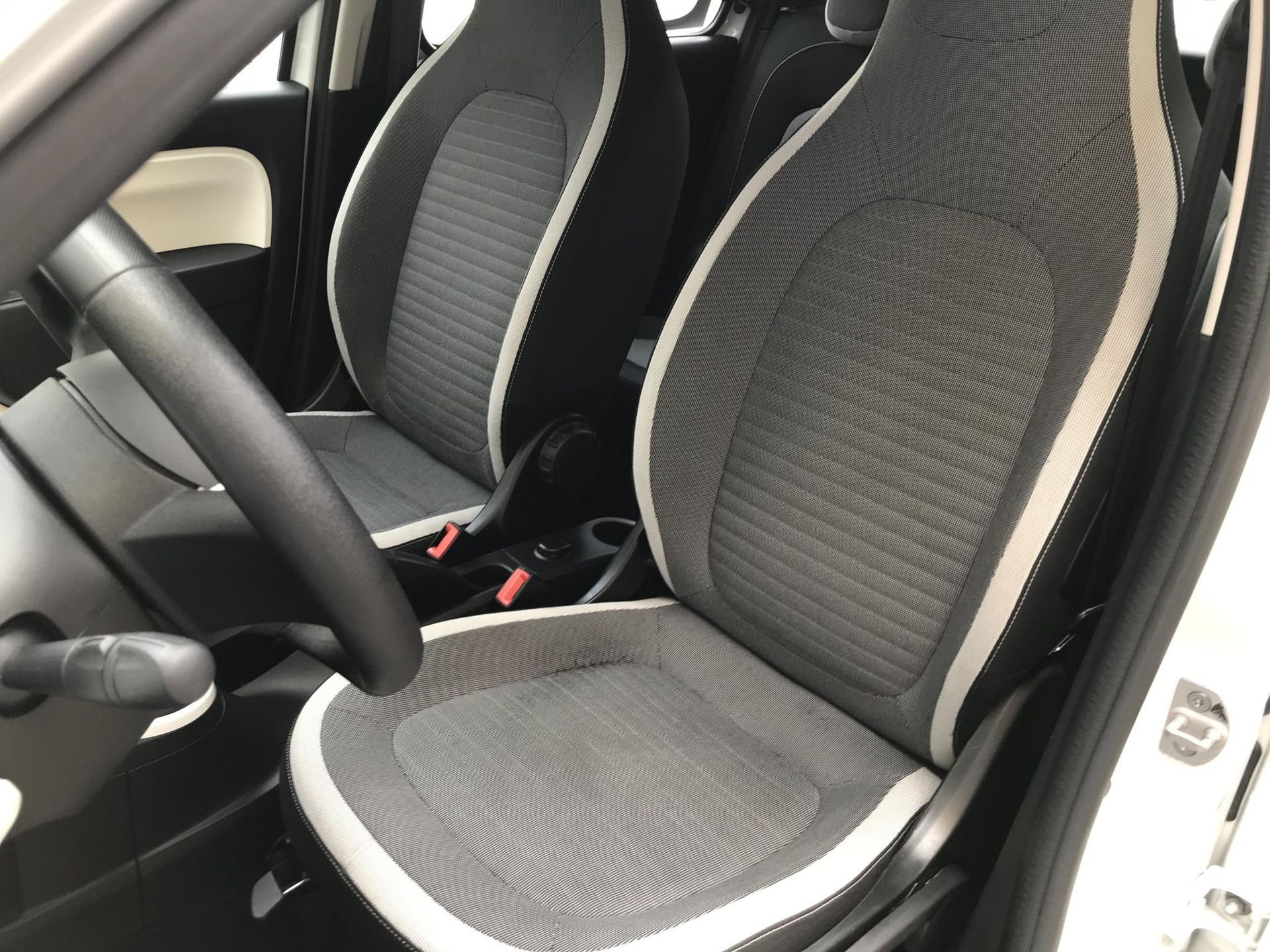 Renault Twingo met kenteken SR-876-R – dashboard