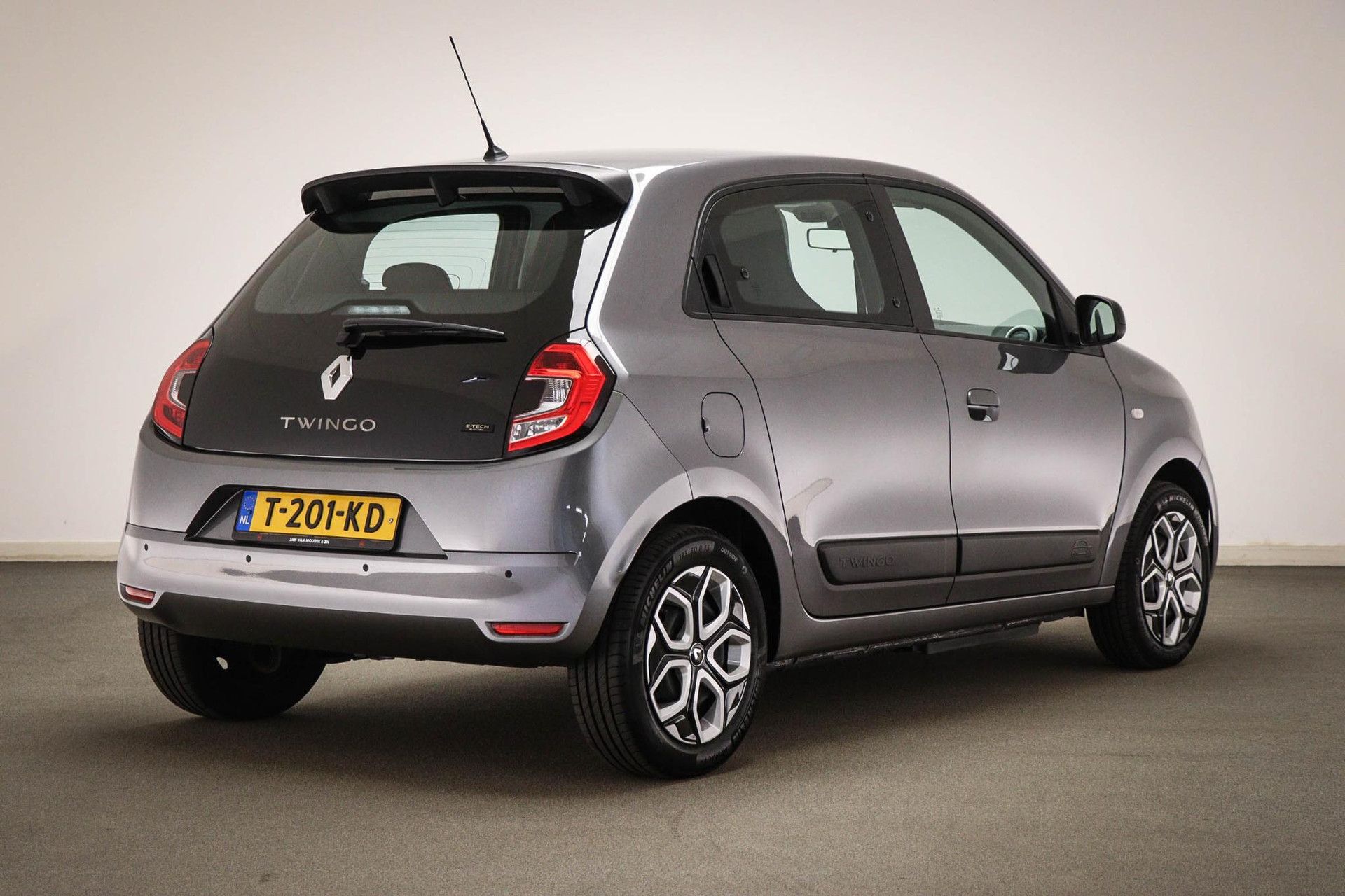 Renault Twingo met kenteken T-201-KD – achteraanzicht