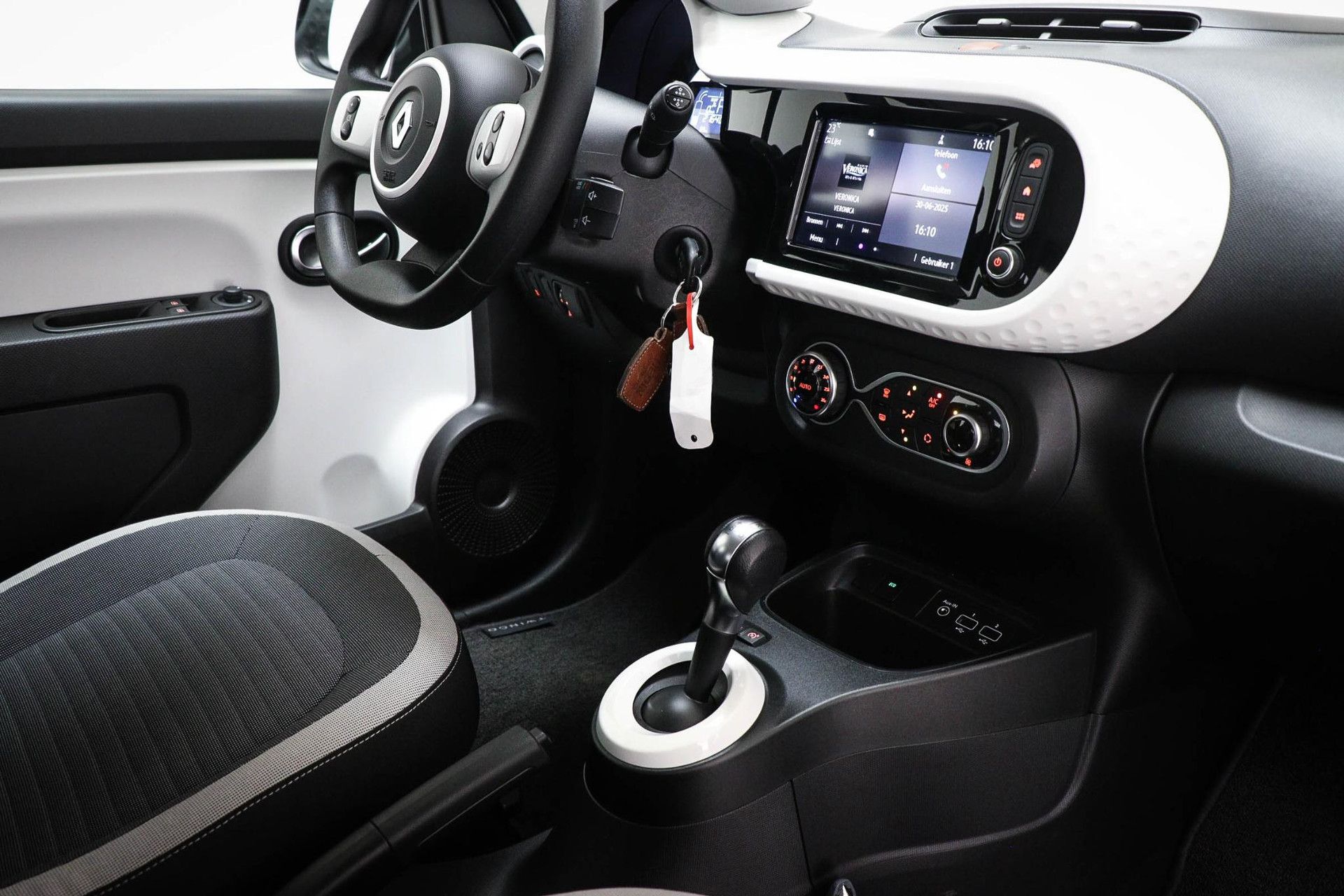 Renault Twingo met kenteken T-201-KD – interieur