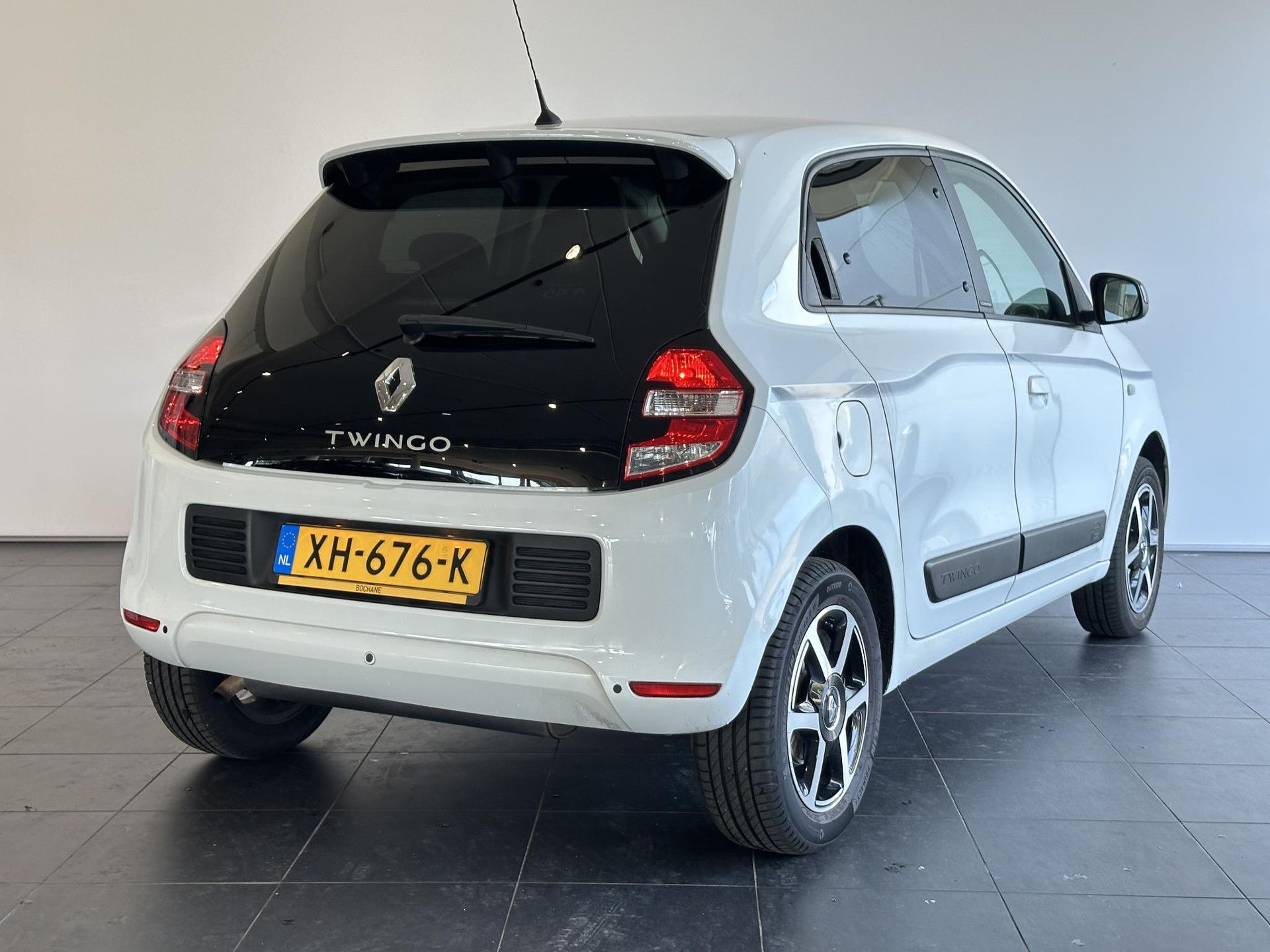 Renault Twingo met kenteken XH-676-K – achteraanzicht