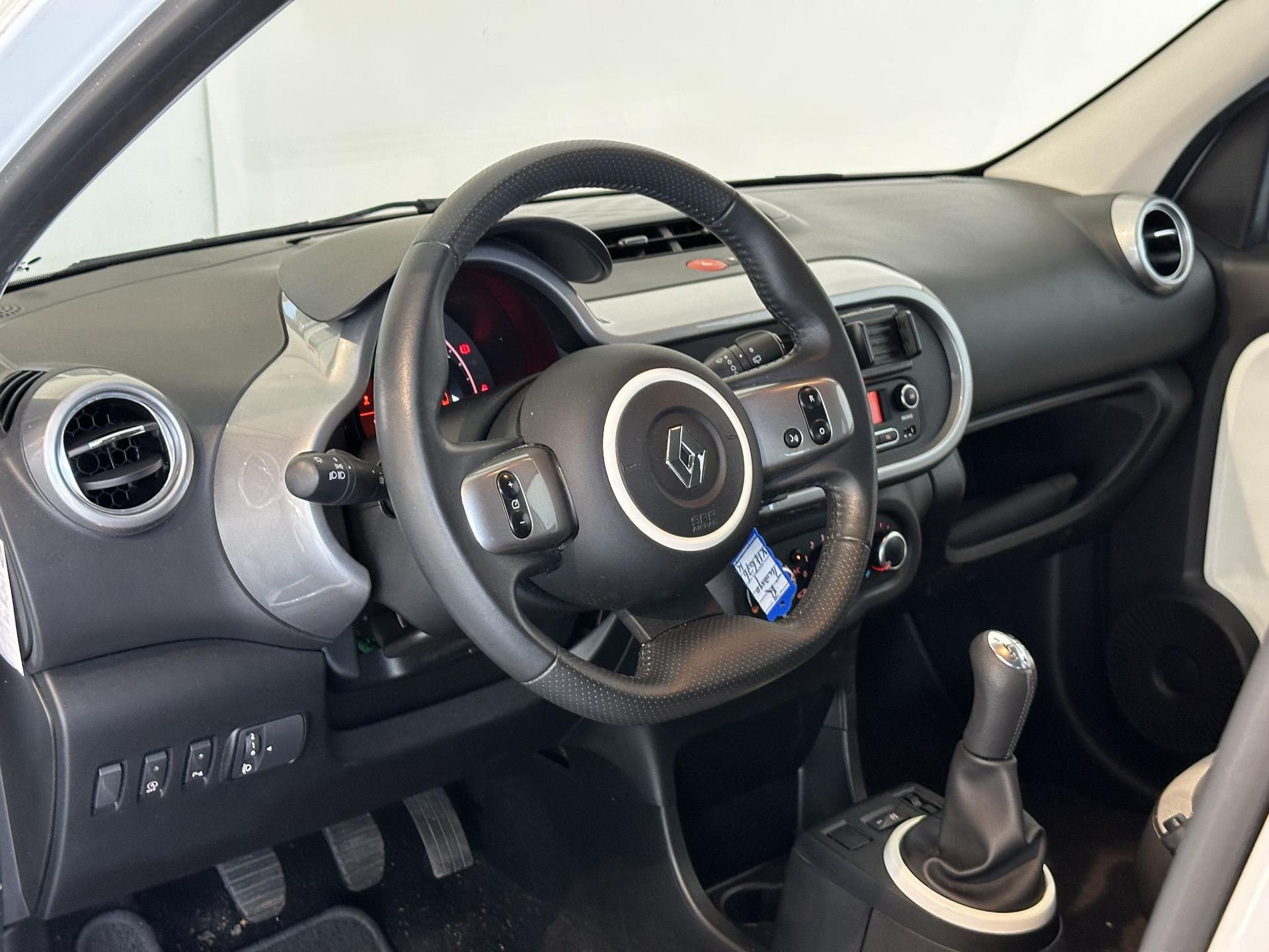 Renault Twingo met kenteken XH-676-K – interieur