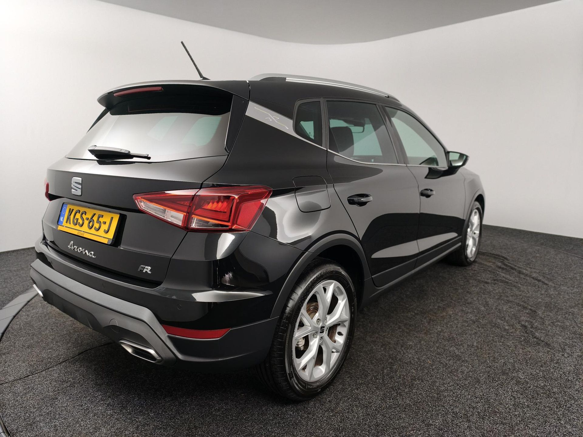SEAT Arona met kenteken KGS-65-J – achteraanzicht