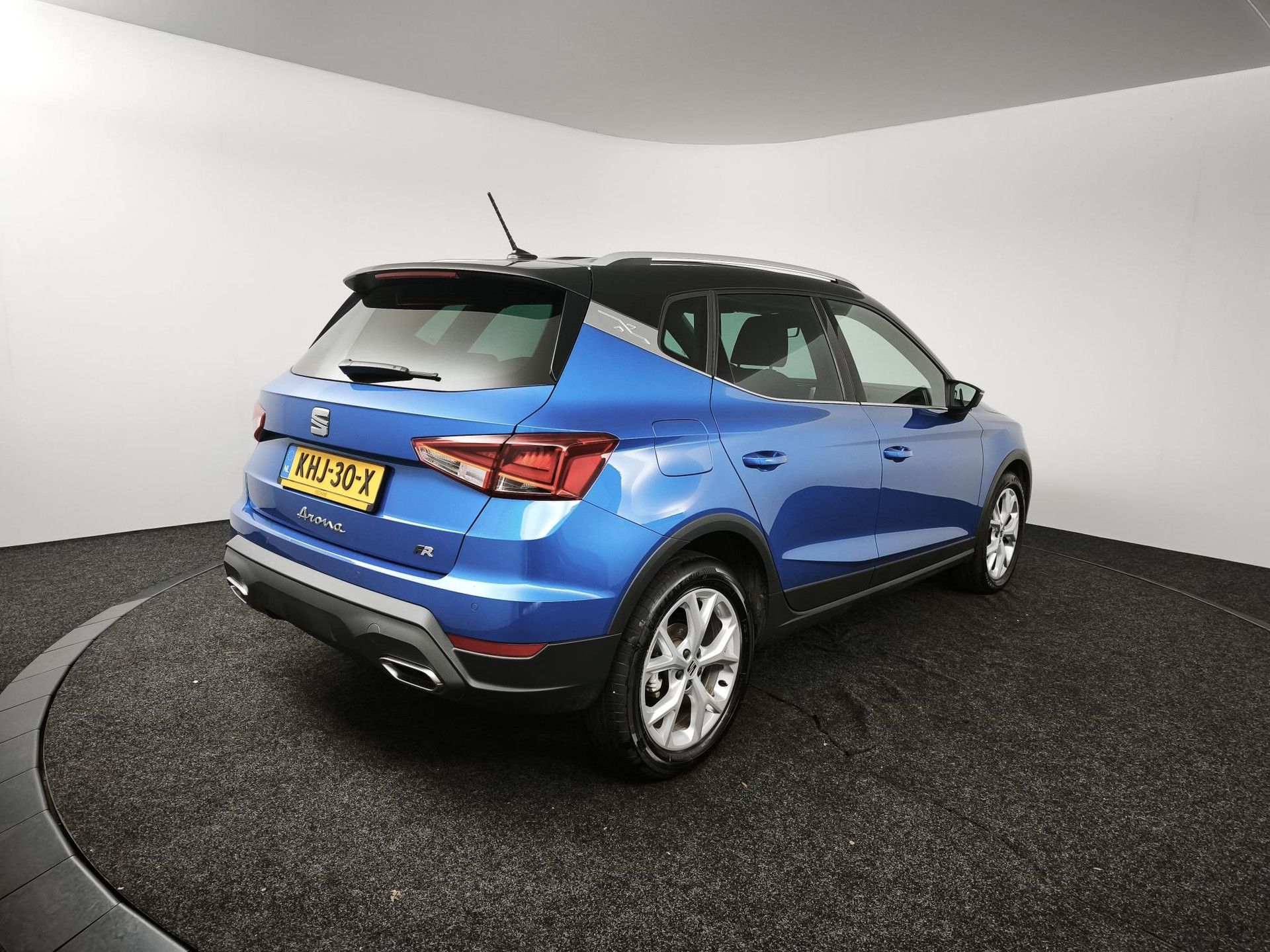 SEAT Arona met kenteken KHJ-30-X – achteraanzicht