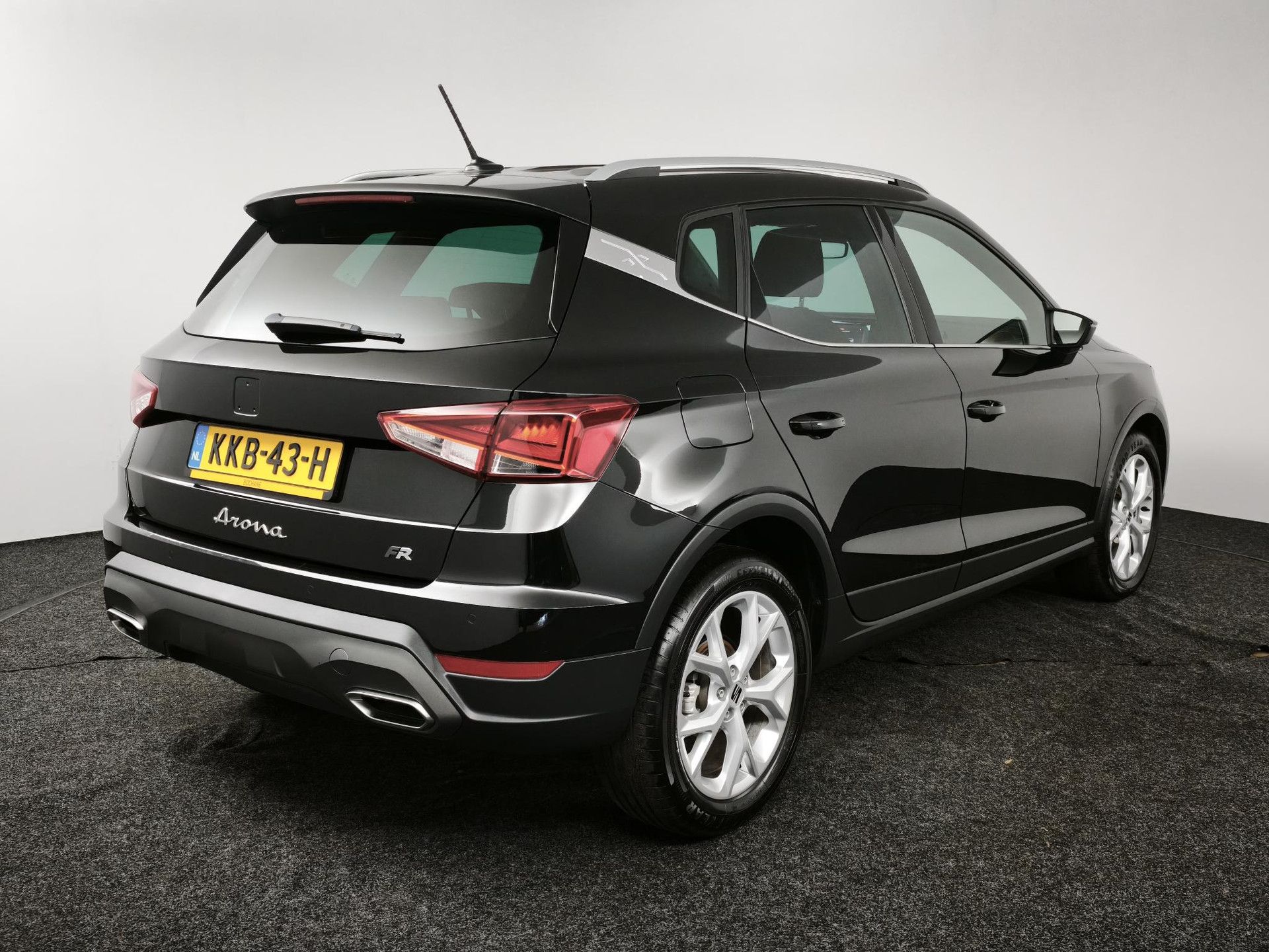SEAT Arona met kenteken KKB-43-H – achteraanzicht
