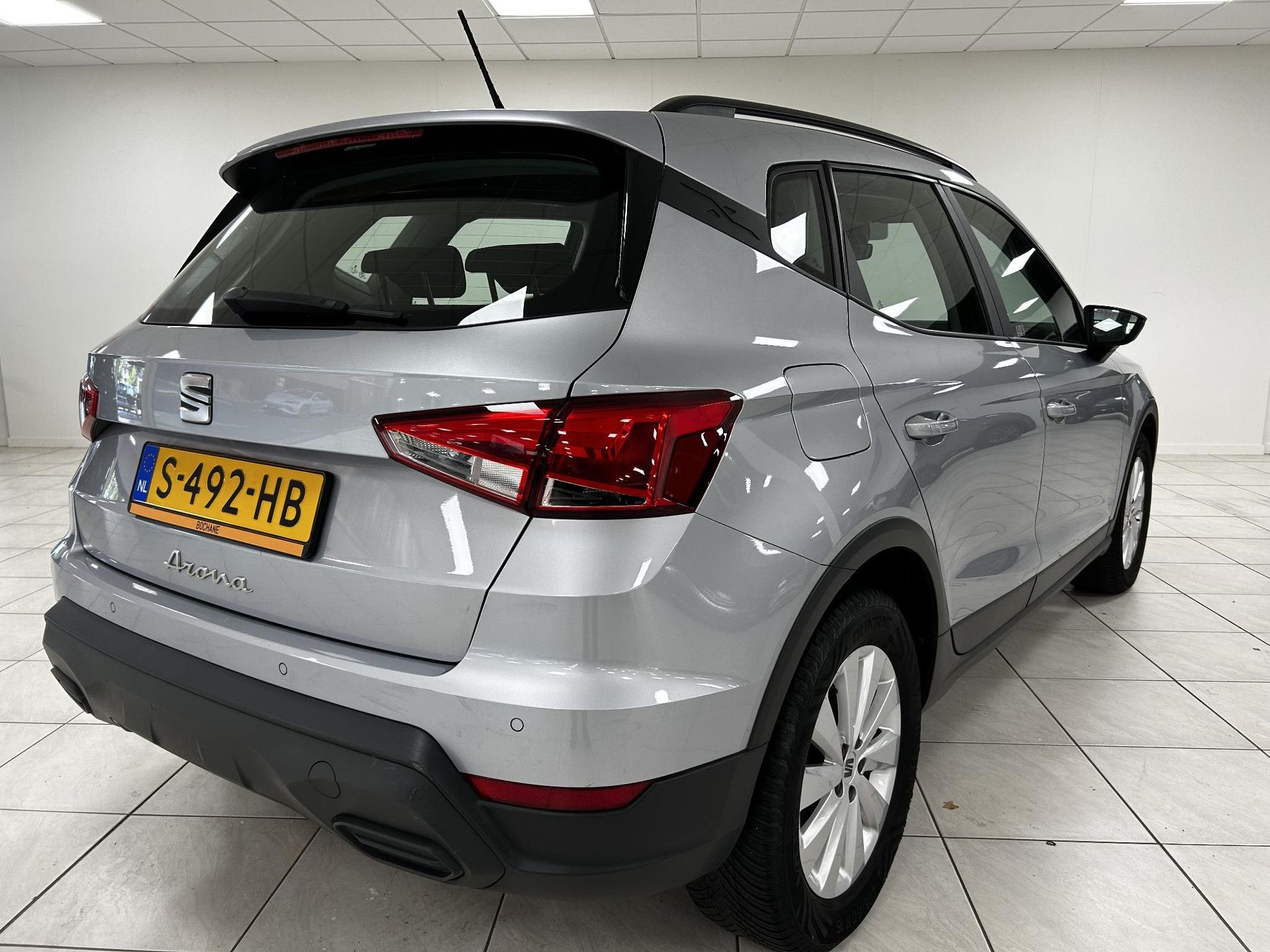 SEAT Arona met kenteken S-492-HB – achteraanzicht