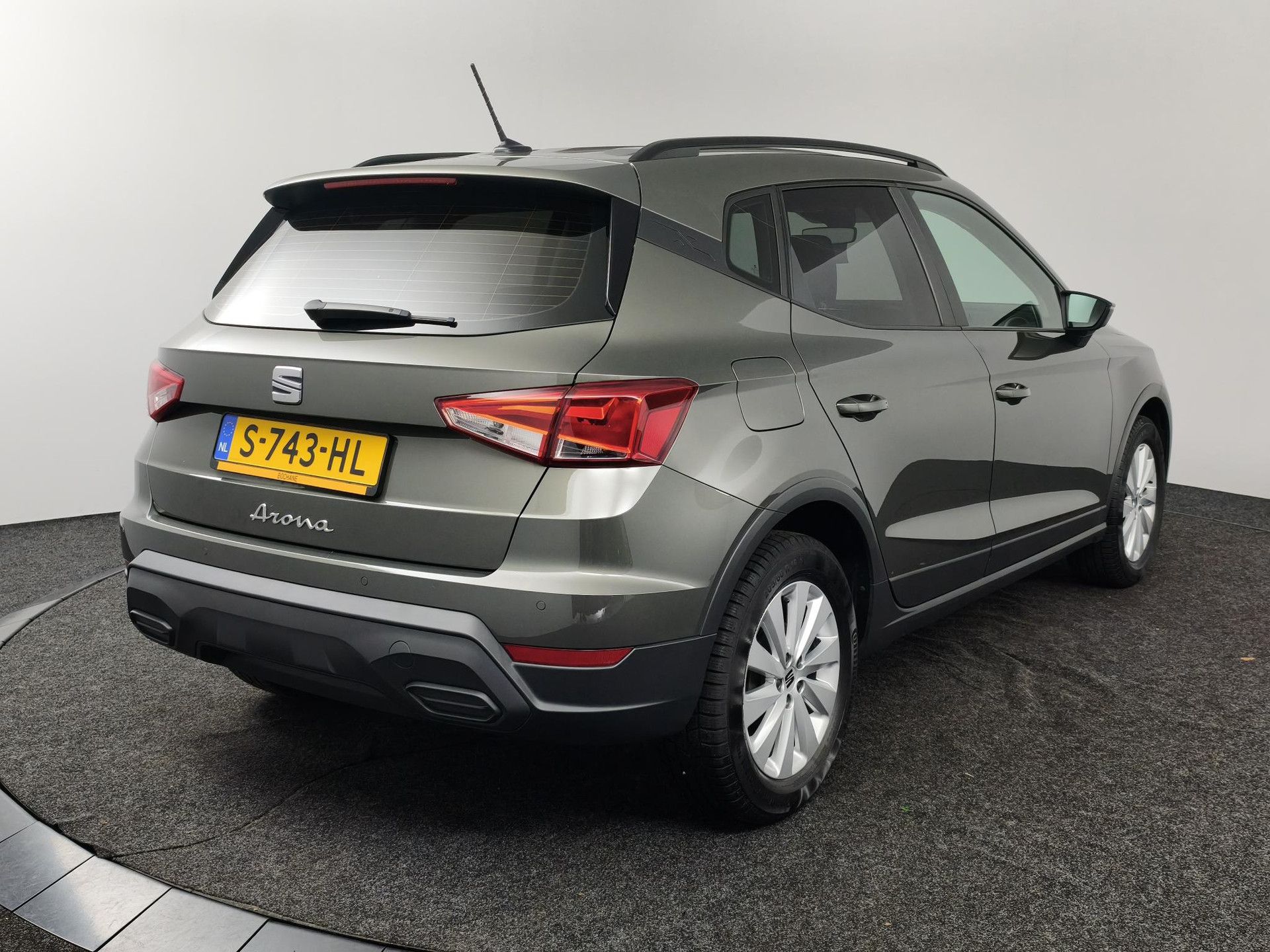 SEAT Arona met kenteken S-743-HL – achteraanzicht