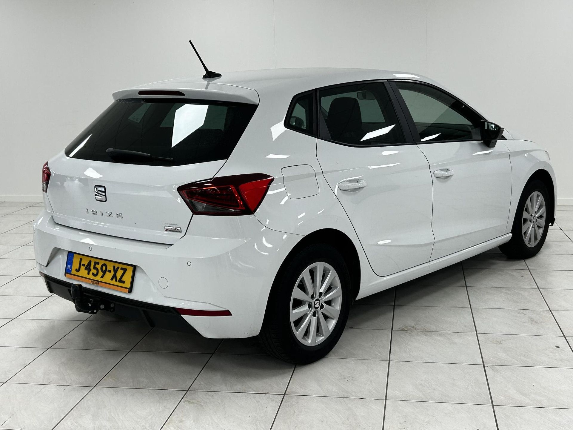 SEAT Ibiza met kenteken J-459-XZ – achteraanzicht
