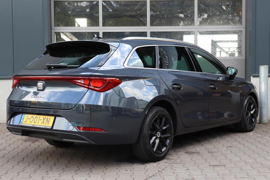 SEAT Leon met kenteken J-001-XN – interieur