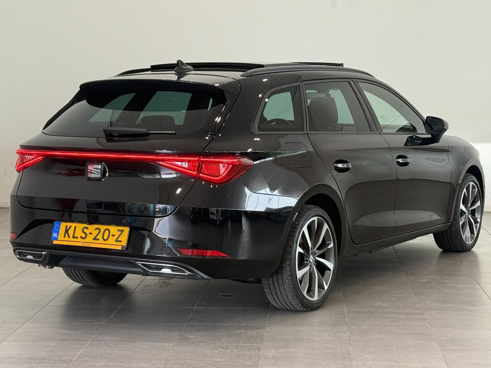 SEAT Leon met kenteken KLS-20-Z – achteraanzicht