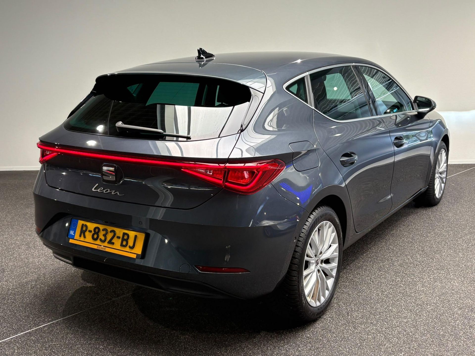 SEAT Leon met kenteken R-832-BJ – achteraanzicht