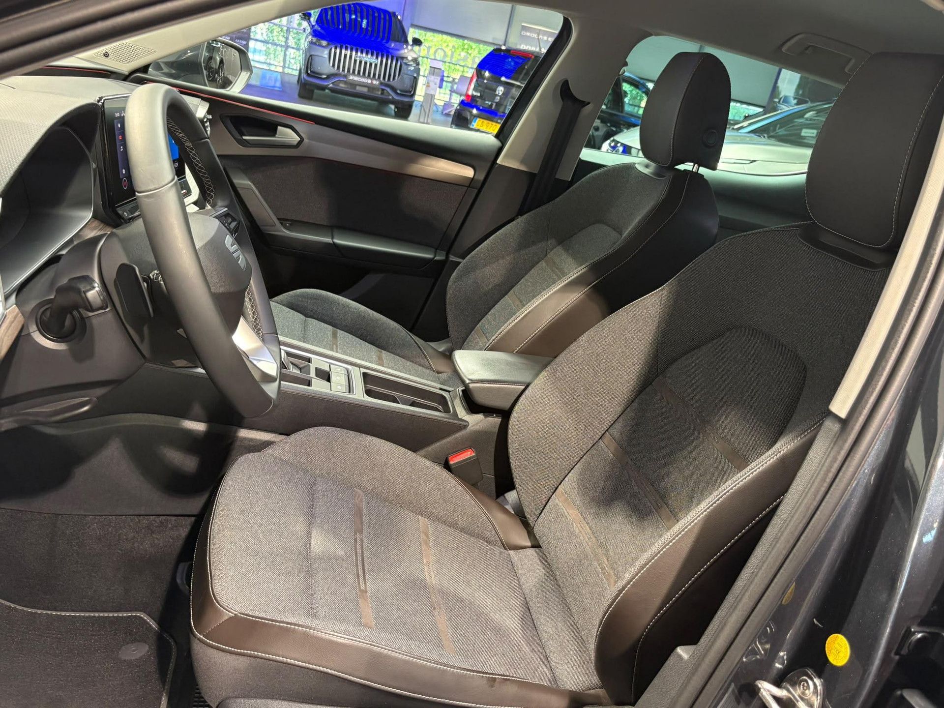 SEAT Leon met kenteken R-832-BJ – detailfoto