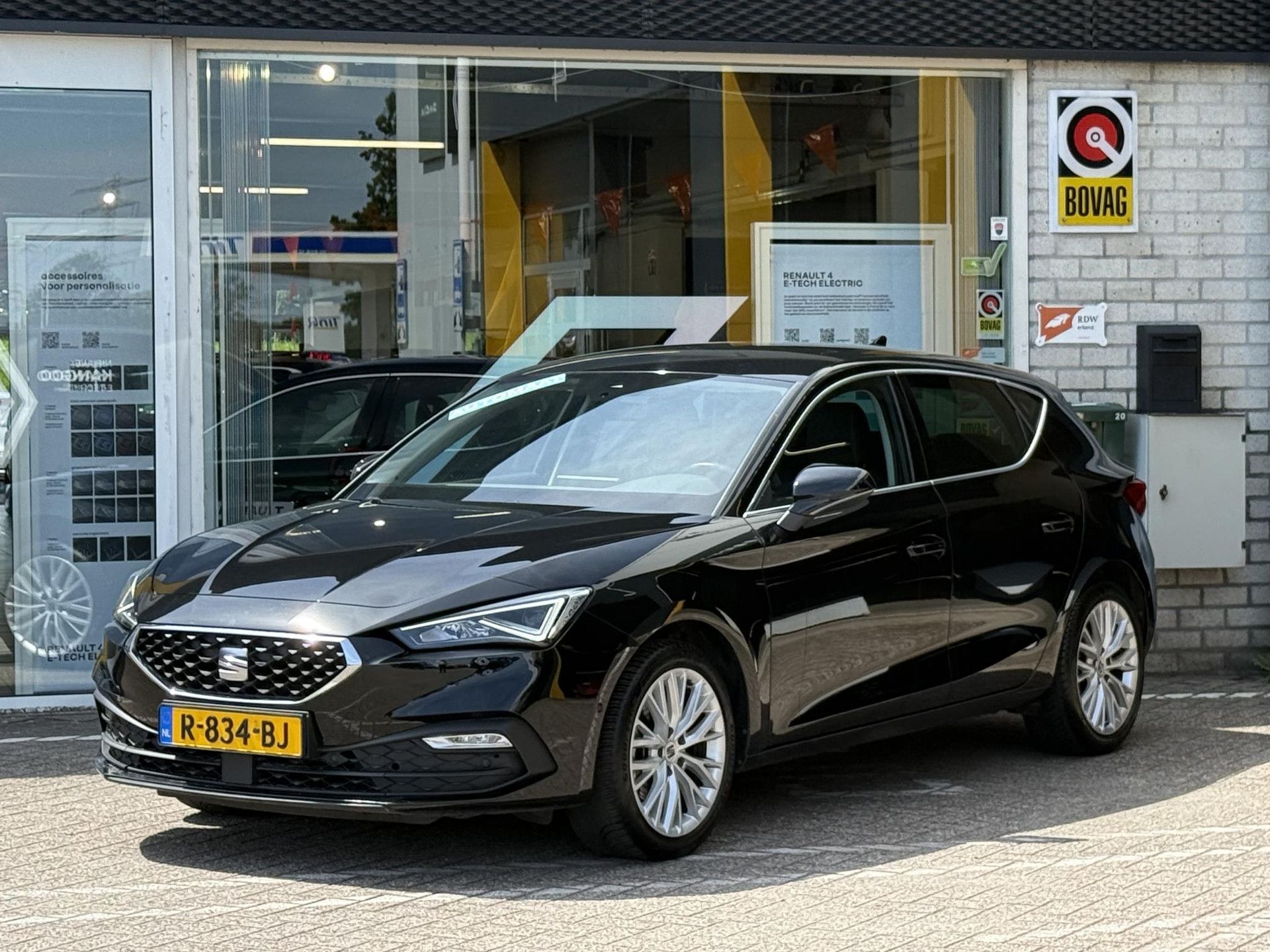 SEAT Leon met kenteken R-834-BJ – detailfoto