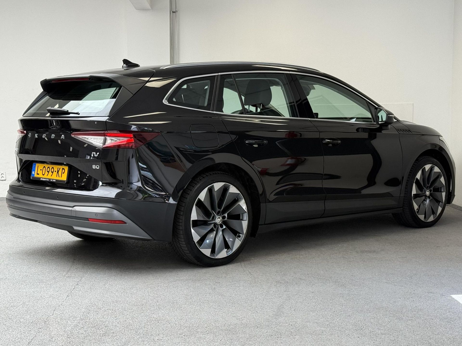 Skoda EnyaqiV met kenteken L-099-KP – achteraanzicht